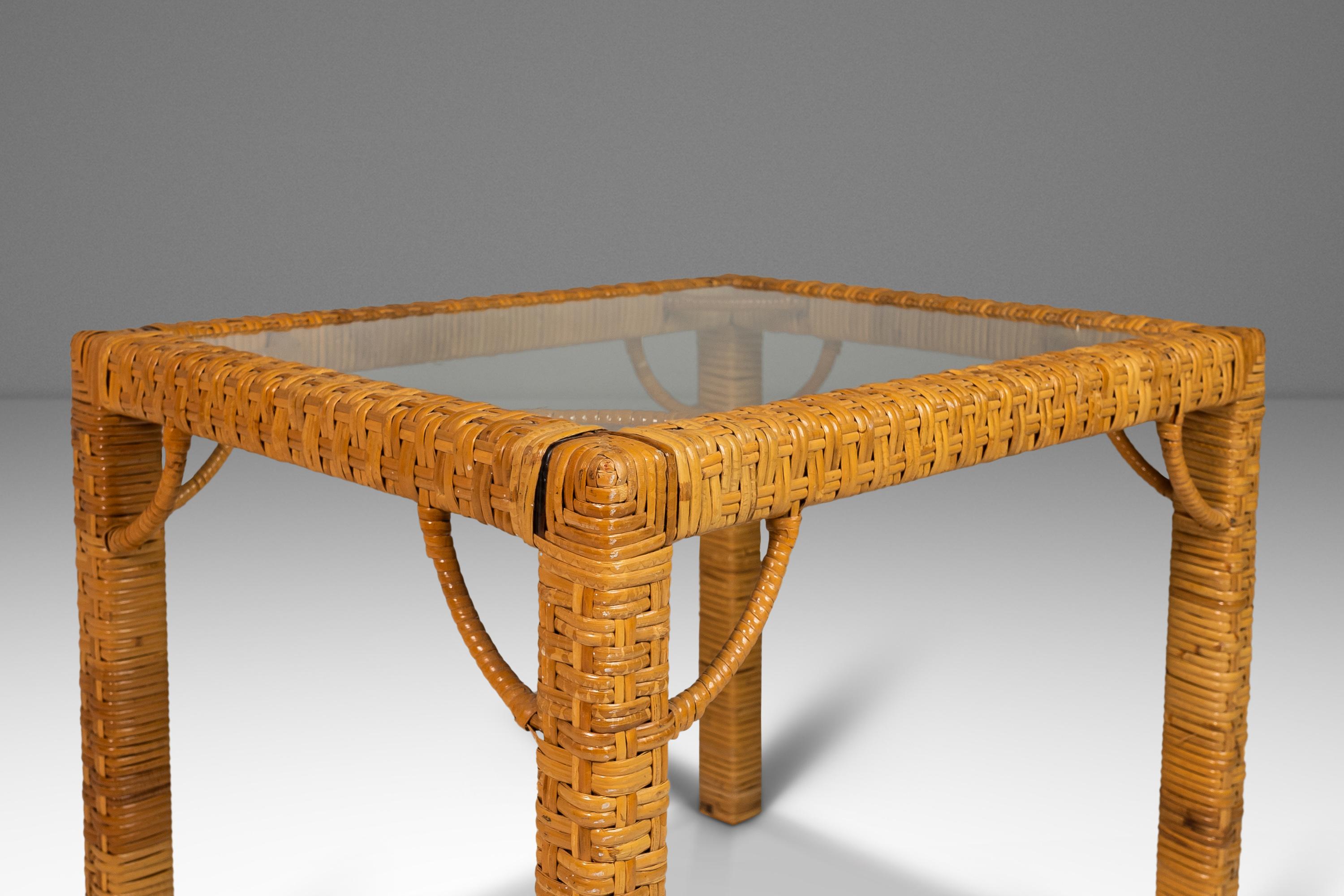 Fin du 20e siècle Ensemble de 2 tables d'appoint en osier avec plateau en verre attribuées à Bieckley Brothers Rattan en vente