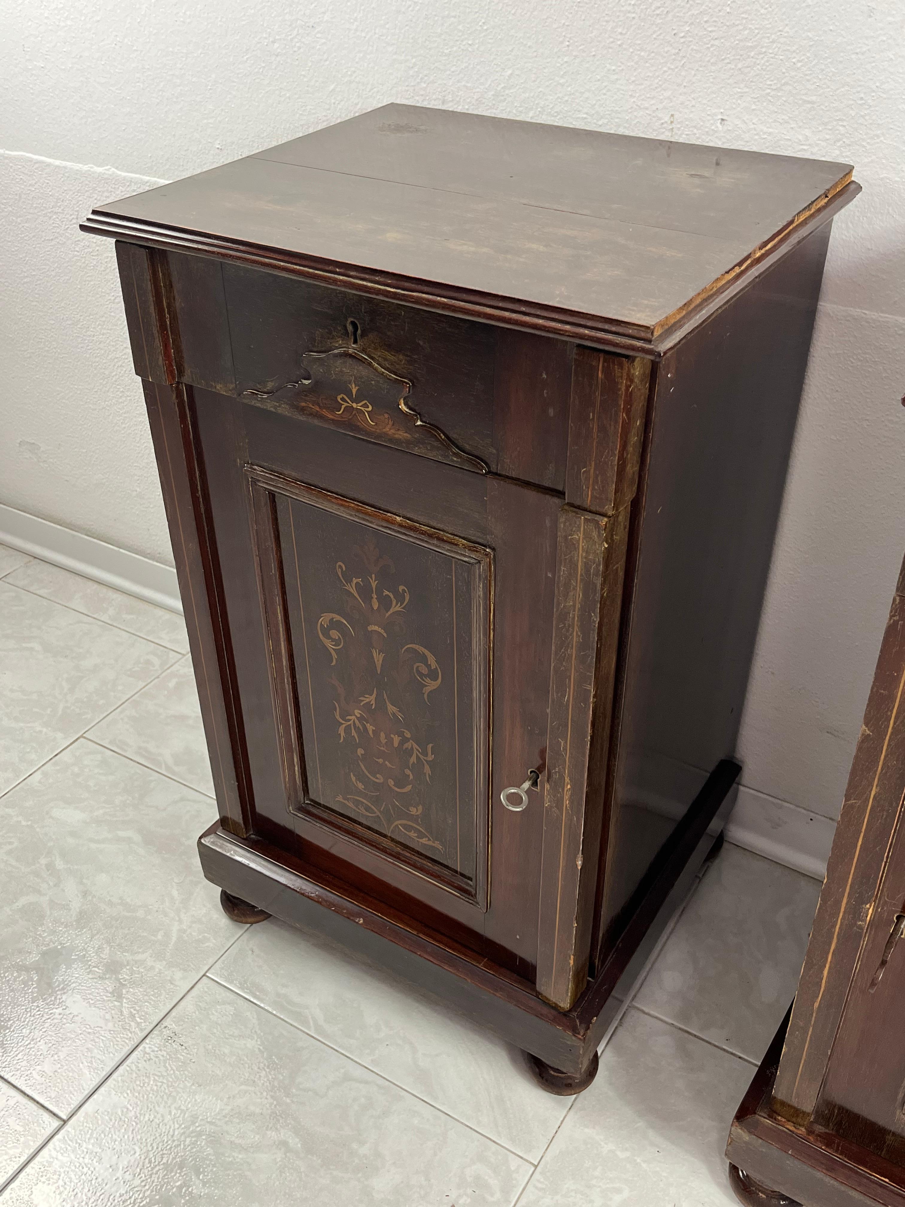 Set of 2 English Edwardian bedside tables with inlays, 1930s
Intact and in good condition. Drawer and door on the front. Small signs of aging.