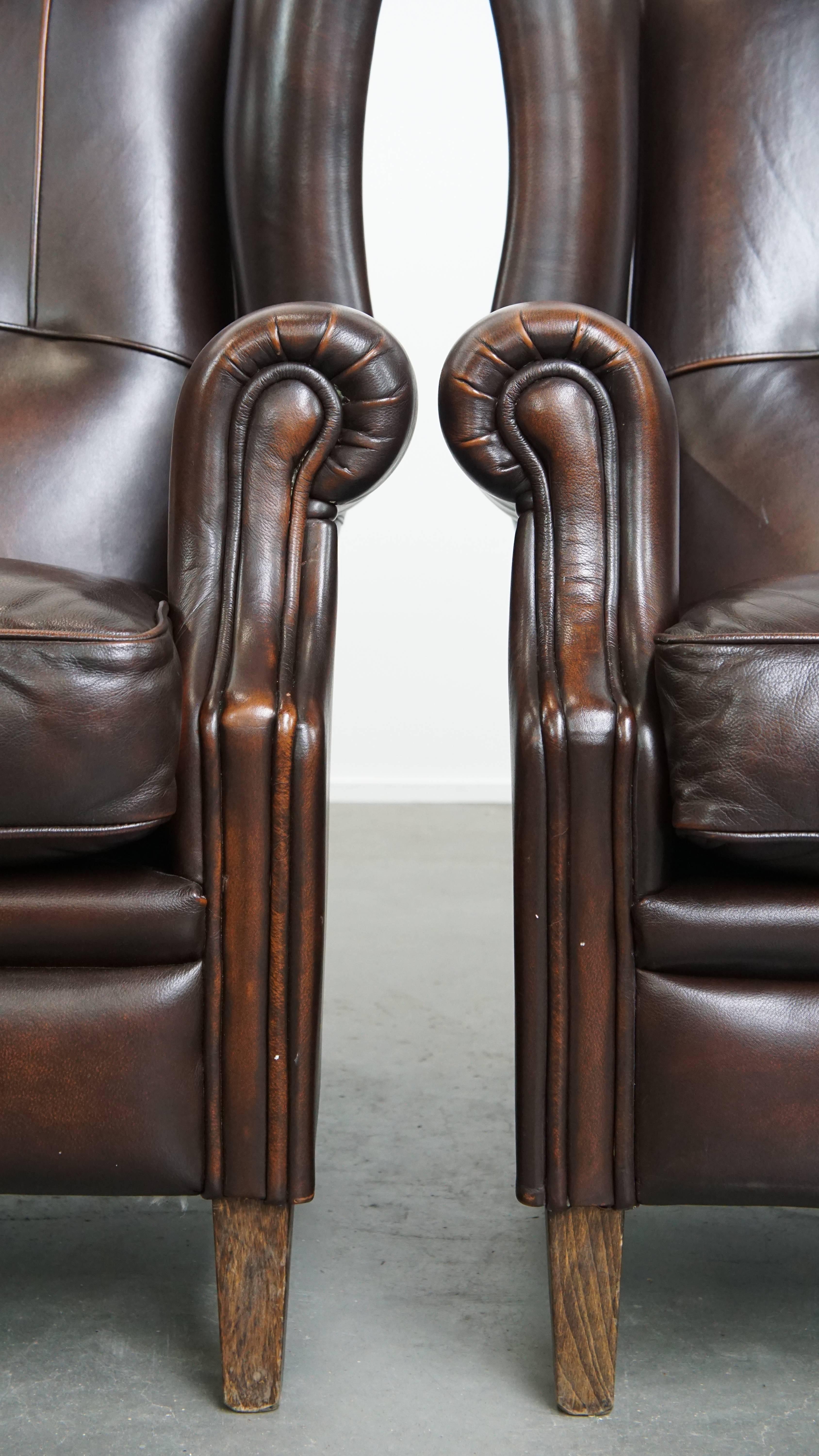 Ensemble de 2 fauteuils à oreilles en cuir de vache de style anglais avec une finition luxueuse en vente 4