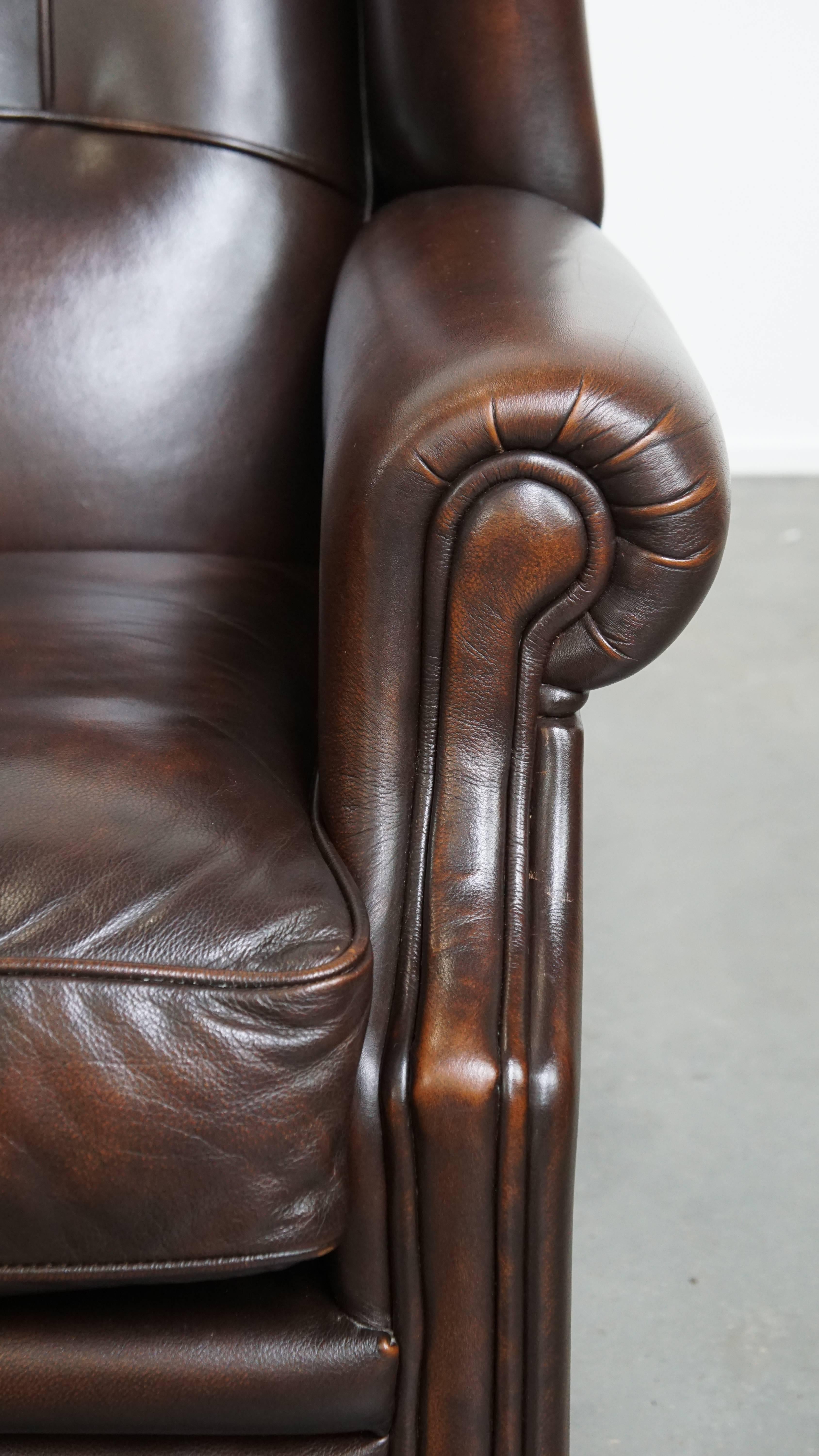 Ensemble de 2 fauteuils à oreilles en cuir de vache de style anglais avec une finition luxueuse en vente 5