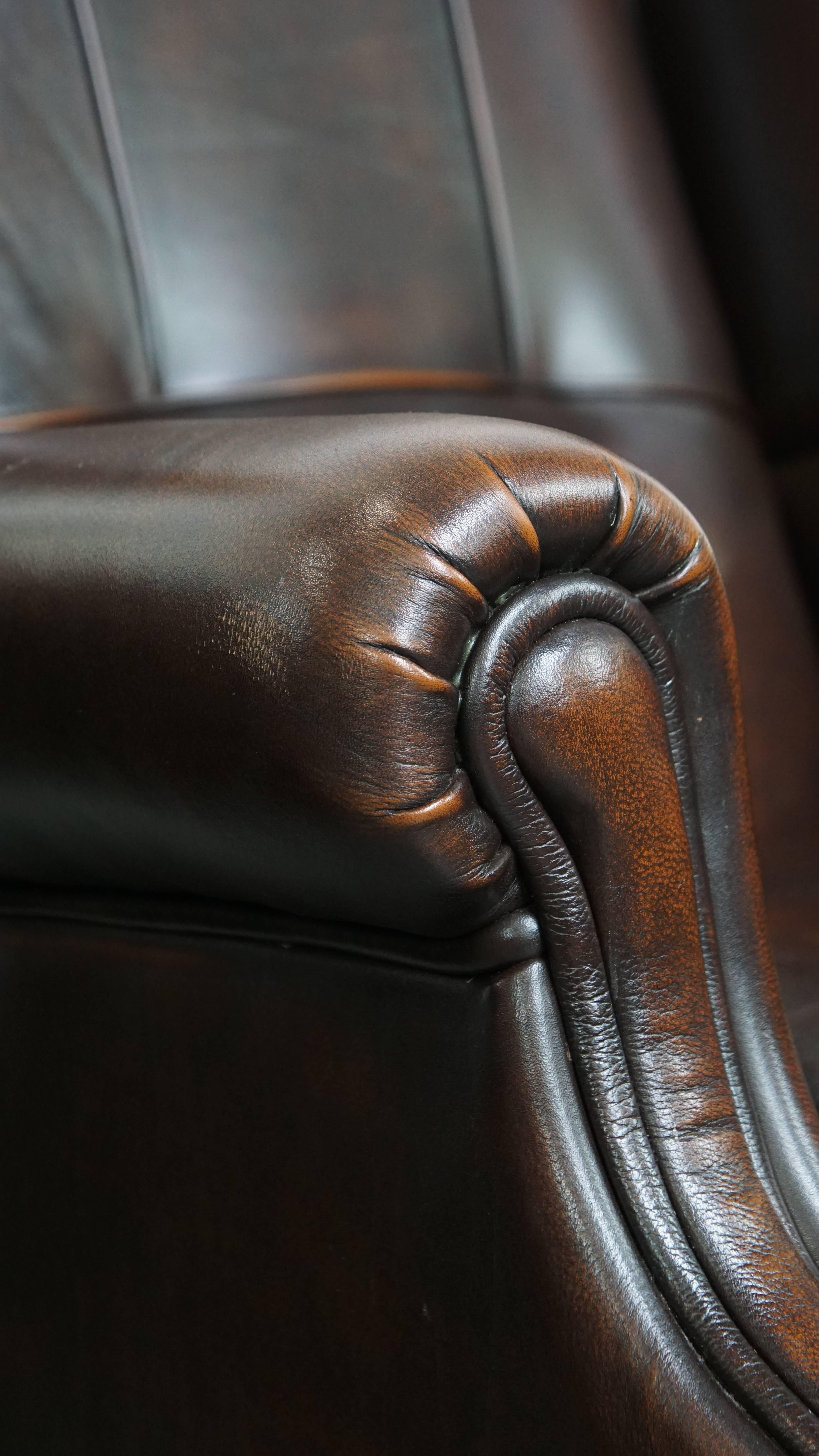 Ensemble de 2 fauteuils à oreilles en cuir de vache de style anglais avec une finition luxueuse en vente 7