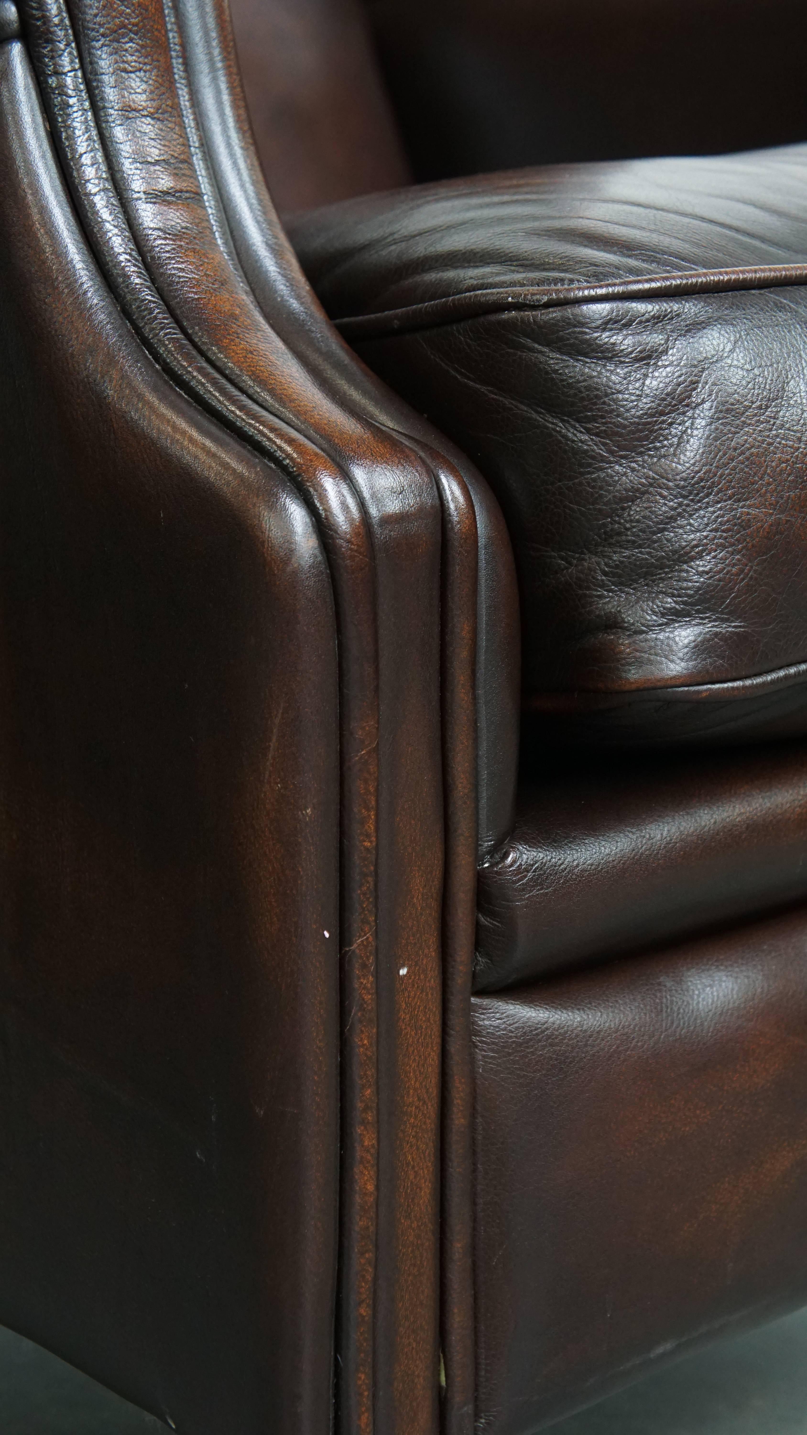 Ensemble de 2 fauteuils à oreilles en cuir de vache de style anglais avec une finition luxueuse en vente 8