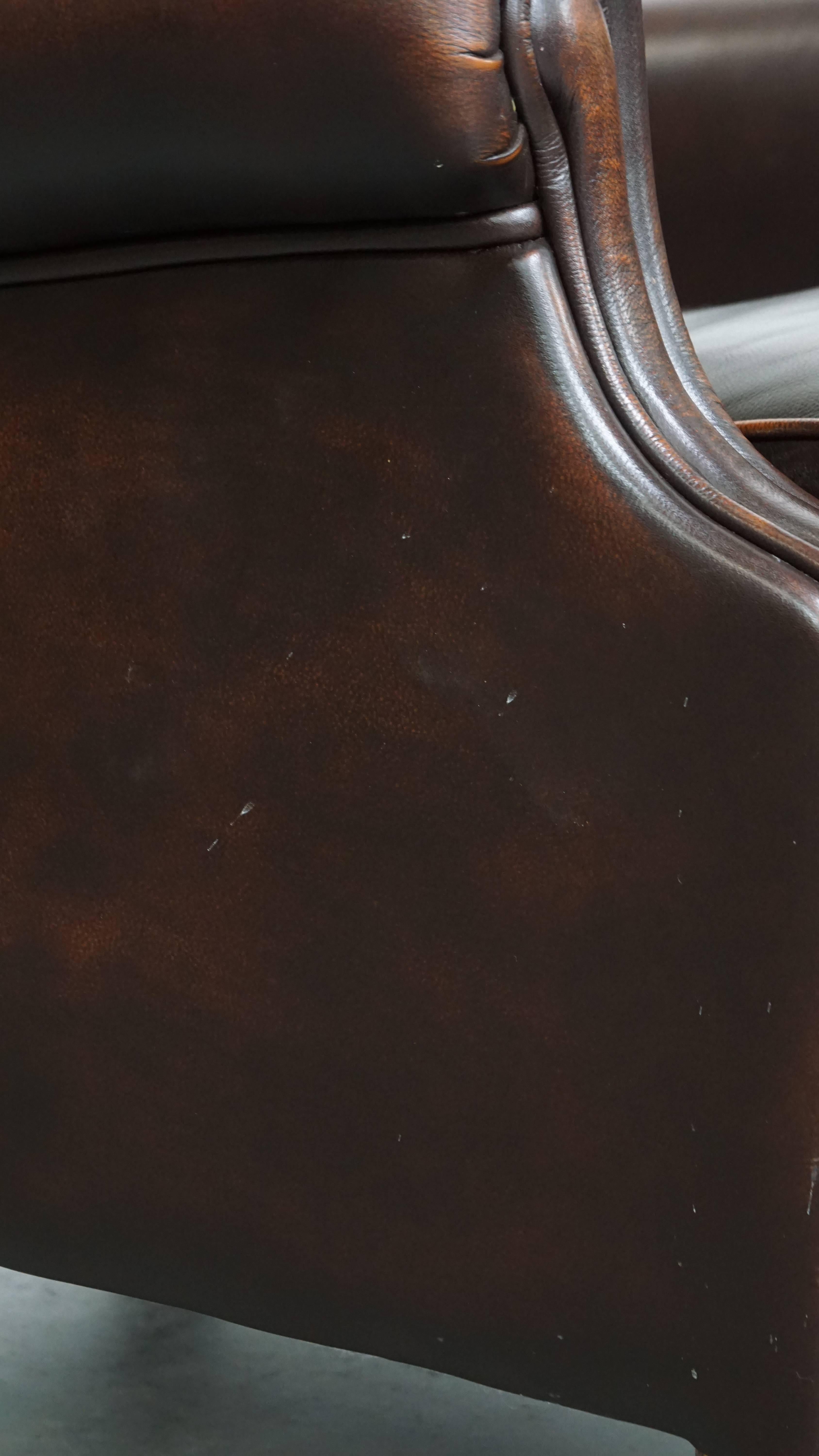 Ensemble de 2 fauteuils à oreilles en cuir de vache de style anglais avec une finition luxueuse en vente 10