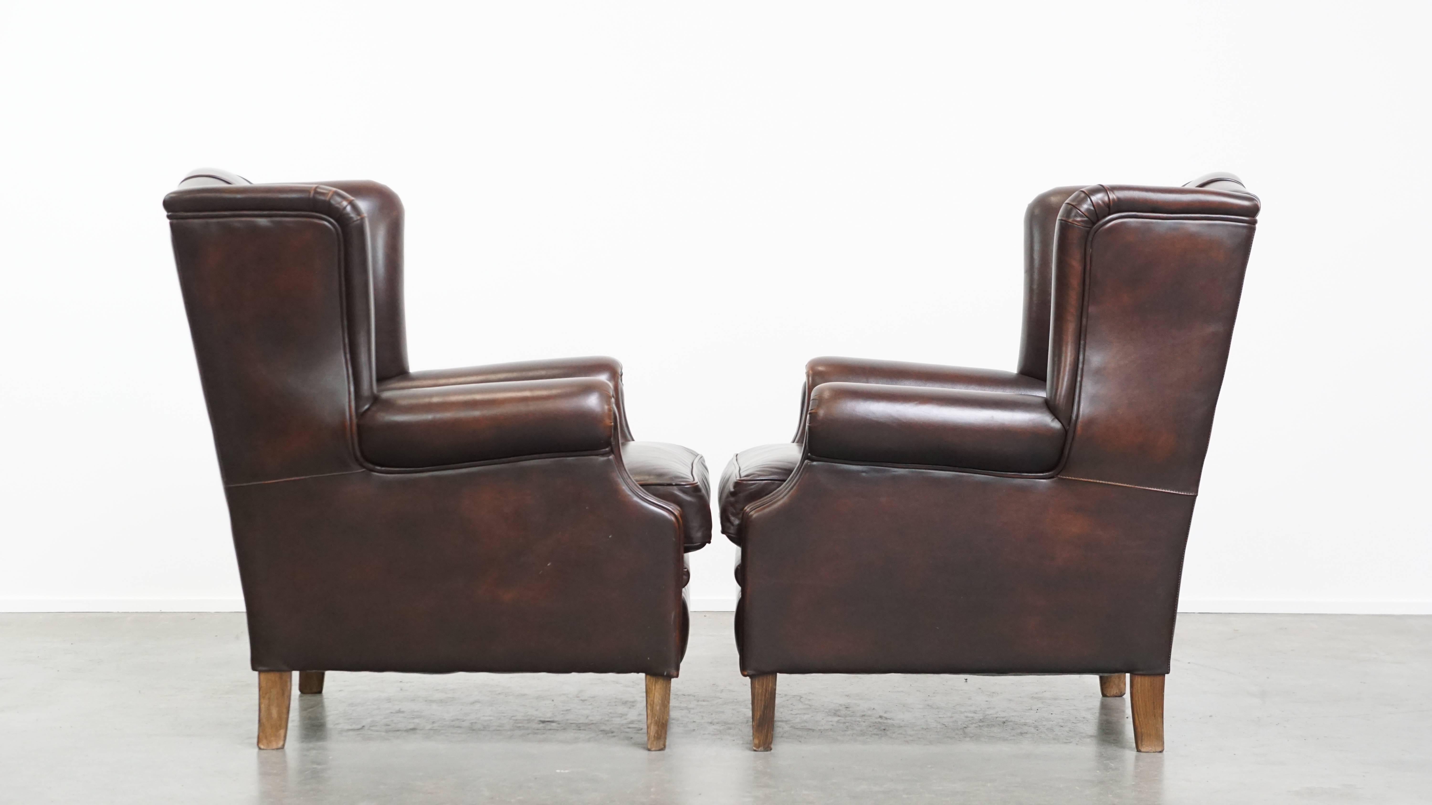 Up&Up est un ensemble confortable et magnifique de deux fauteuils à oreilles en peau de vache de style anglais avec une finition luxueuse.

Cet ensemble de fauteuils à oreilles en cuir de vache est un accroche-regard intemporel qui, à notre avis,