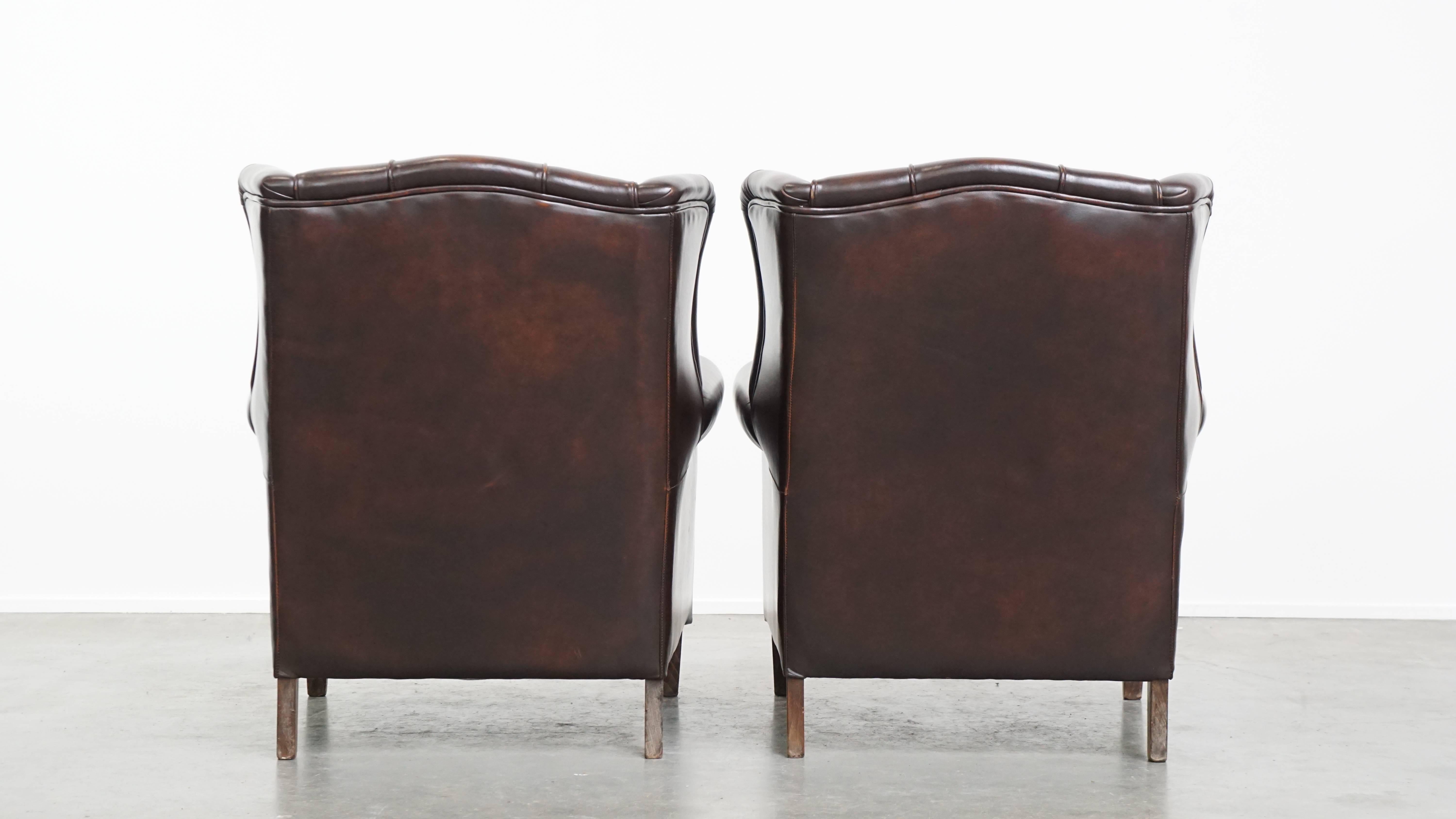 Fait main Ensemble de 2 fauteuils à oreilles en cuir de vache de style anglais avec une finition luxueuse en vente