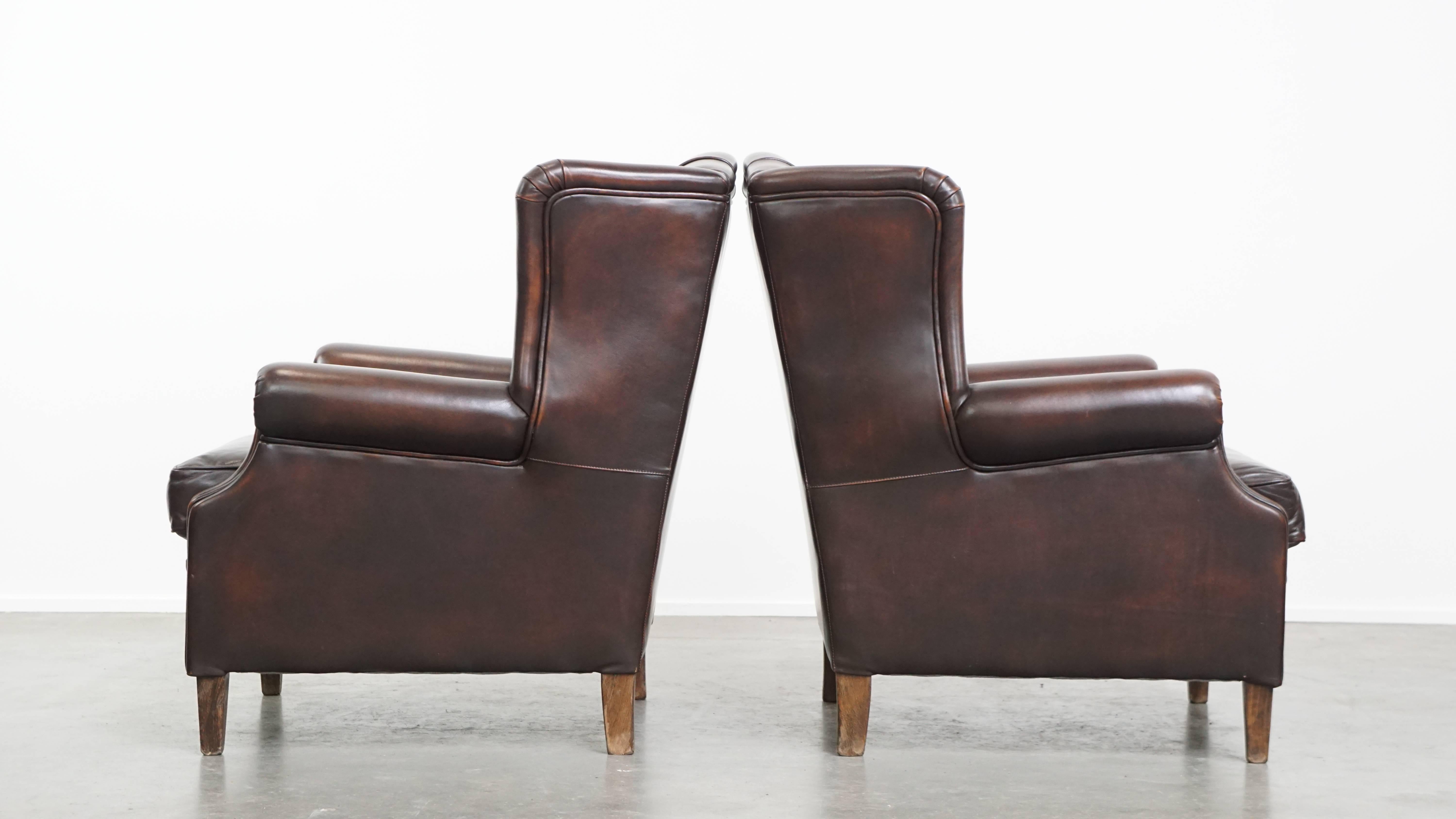 Ensemble de 2 fauteuils à oreilles en cuir de vache de style anglais avec une finition luxueuse Bon état - En vente à Harderwijk, NL