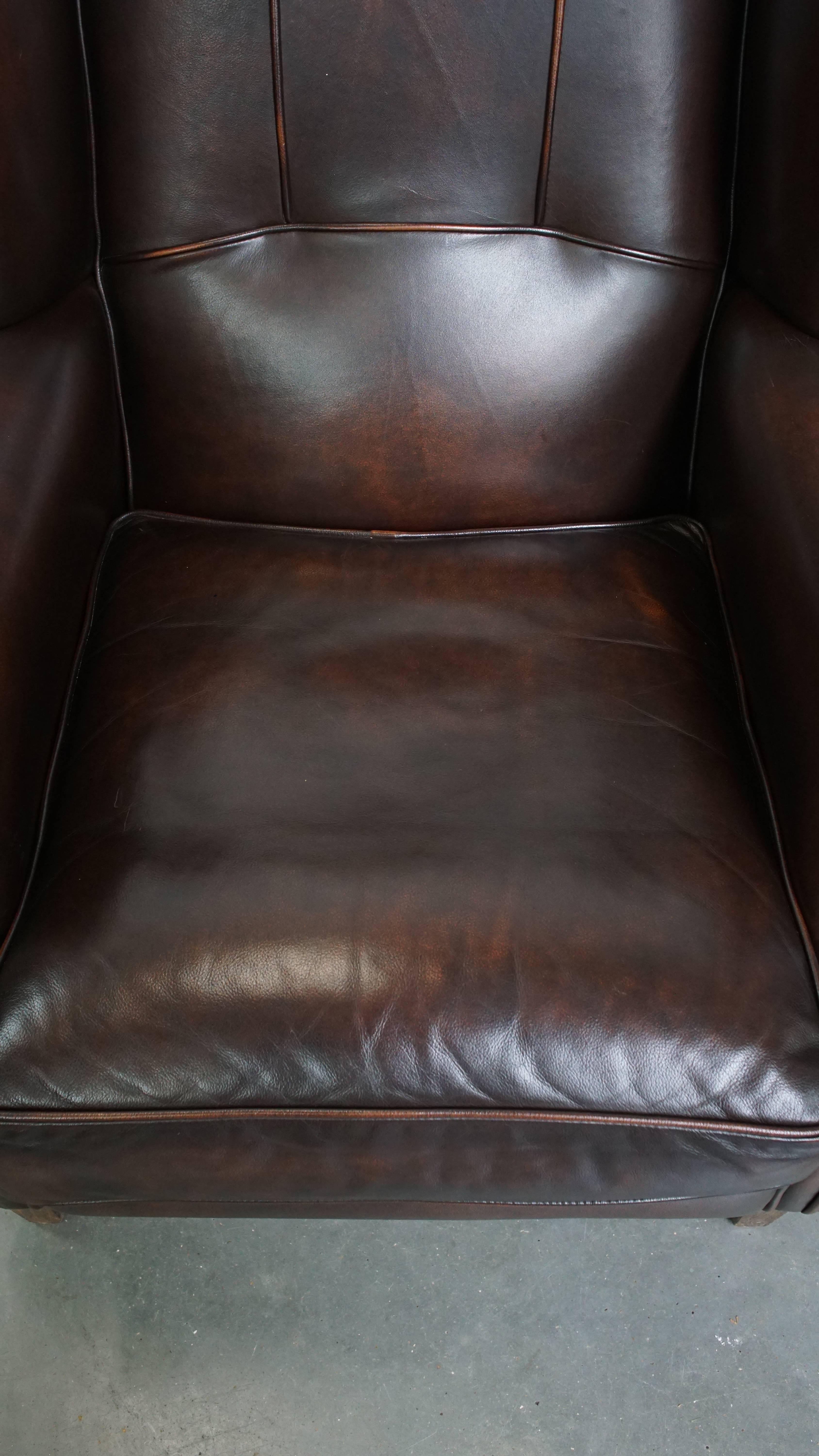 20ième siècle Ensemble de 2 fauteuils à oreilles en cuir de vache de style anglais avec une finition luxueuse en vente