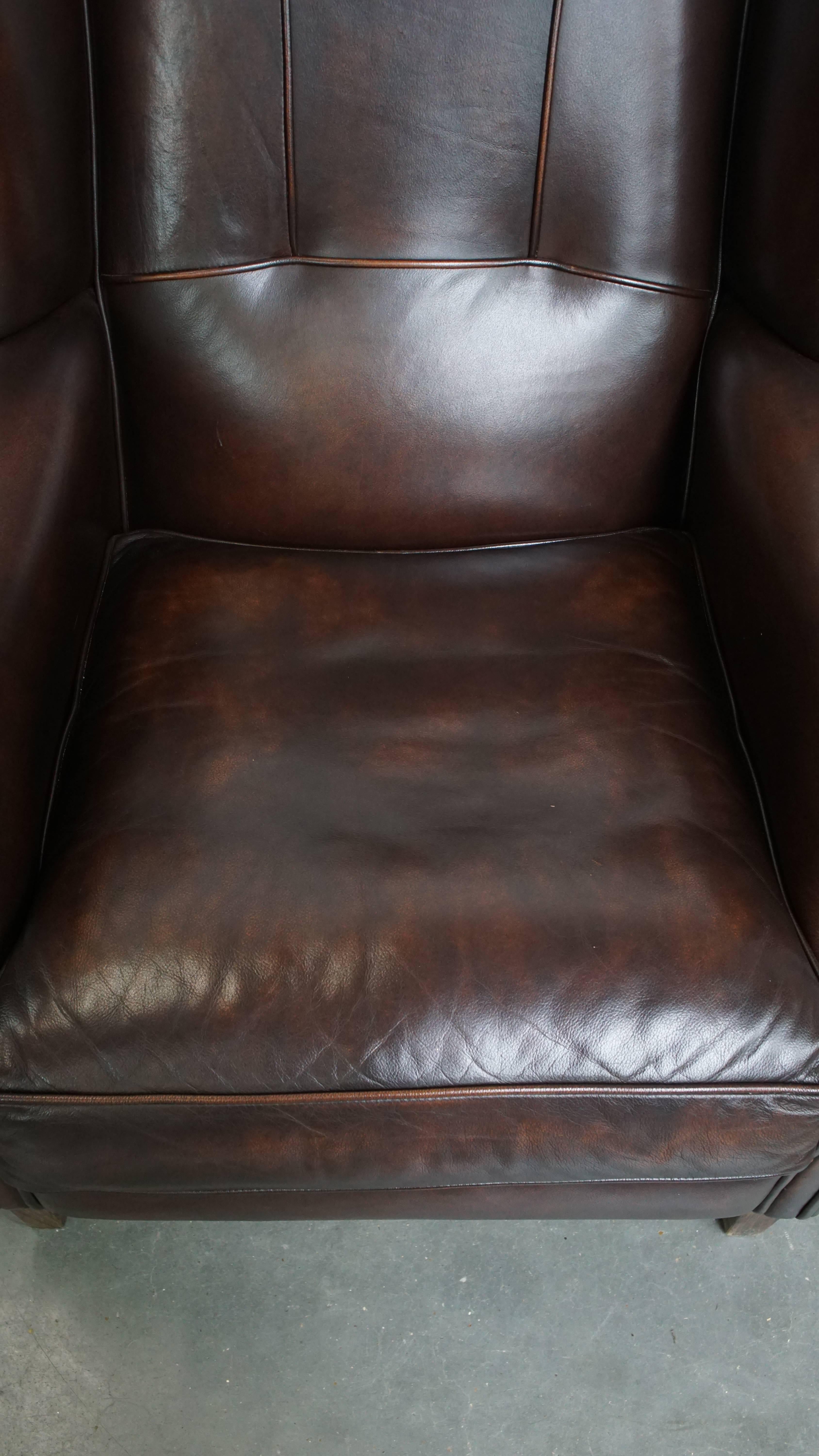 Cuir de vache Ensemble de 2 fauteuils à oreilles en cuir de vache de style anglais avec une finition luxueuse en vente