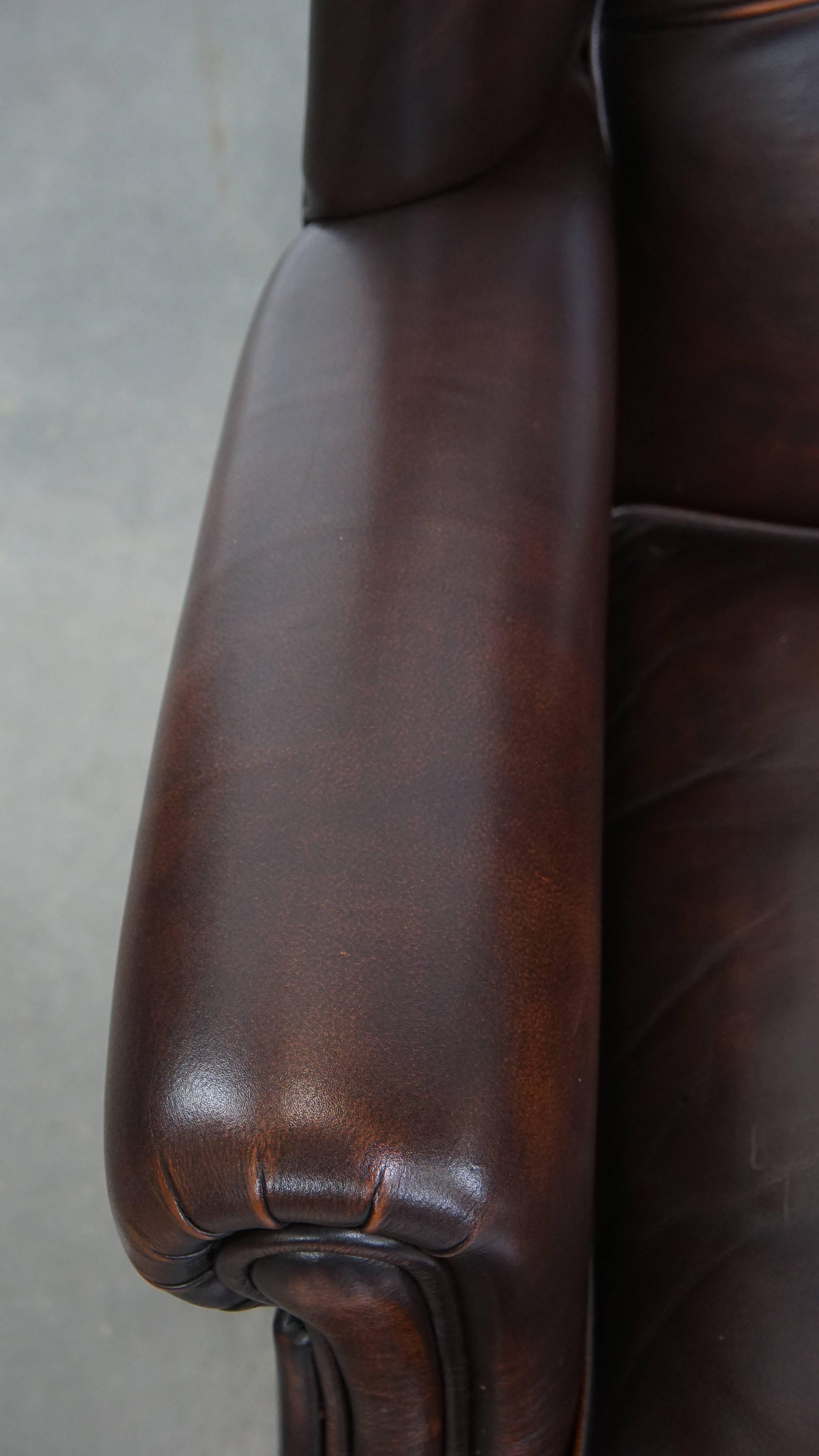 Ensemble de 2 fauteuils à oreilles en cuir de vache de style anglais avec une finition luxueuse en vente 1