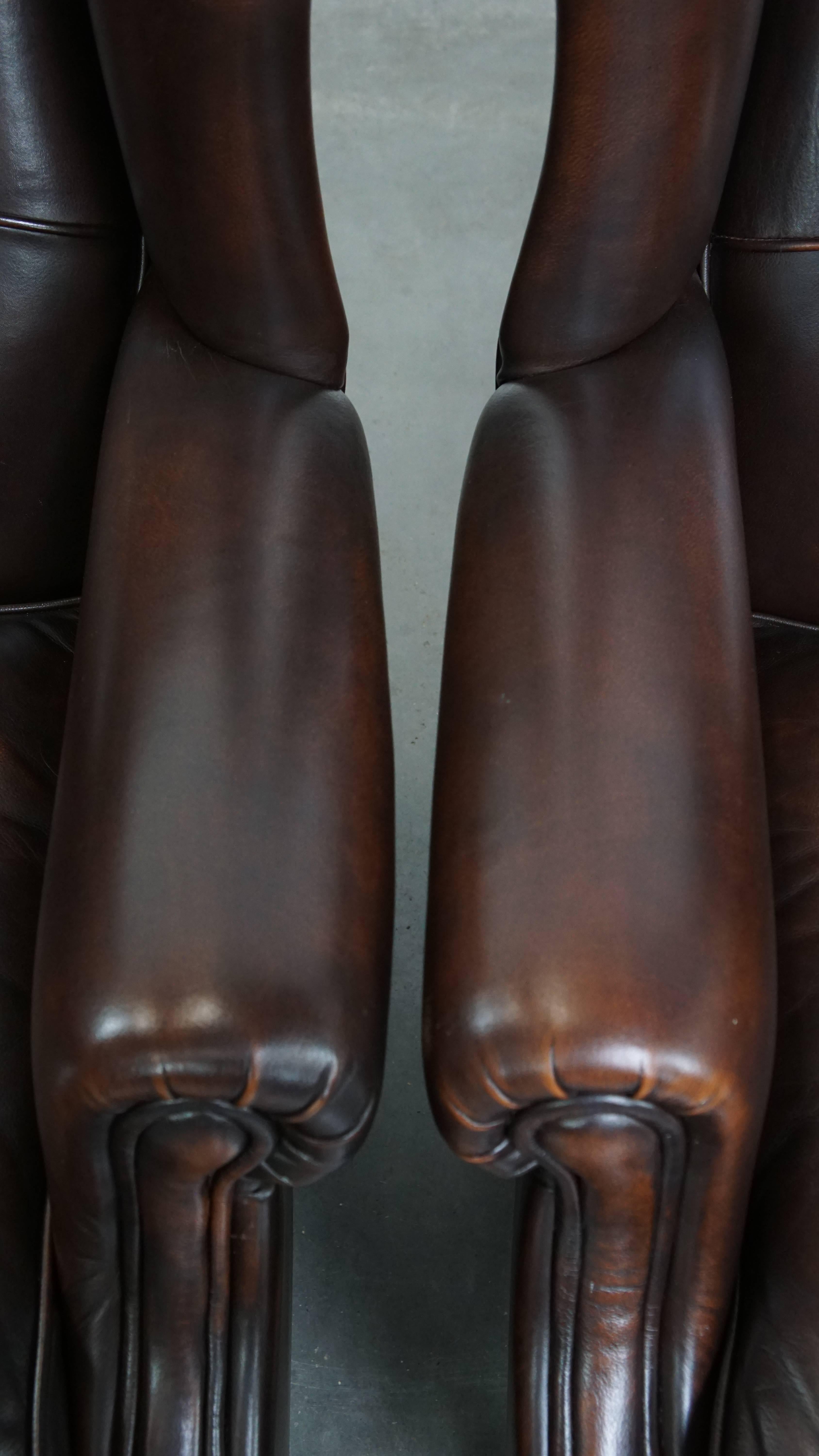 Ensemble de 2 fauteuils à oreilles en cuir de vache de style anglais avec une finition luxueuse en vente 2