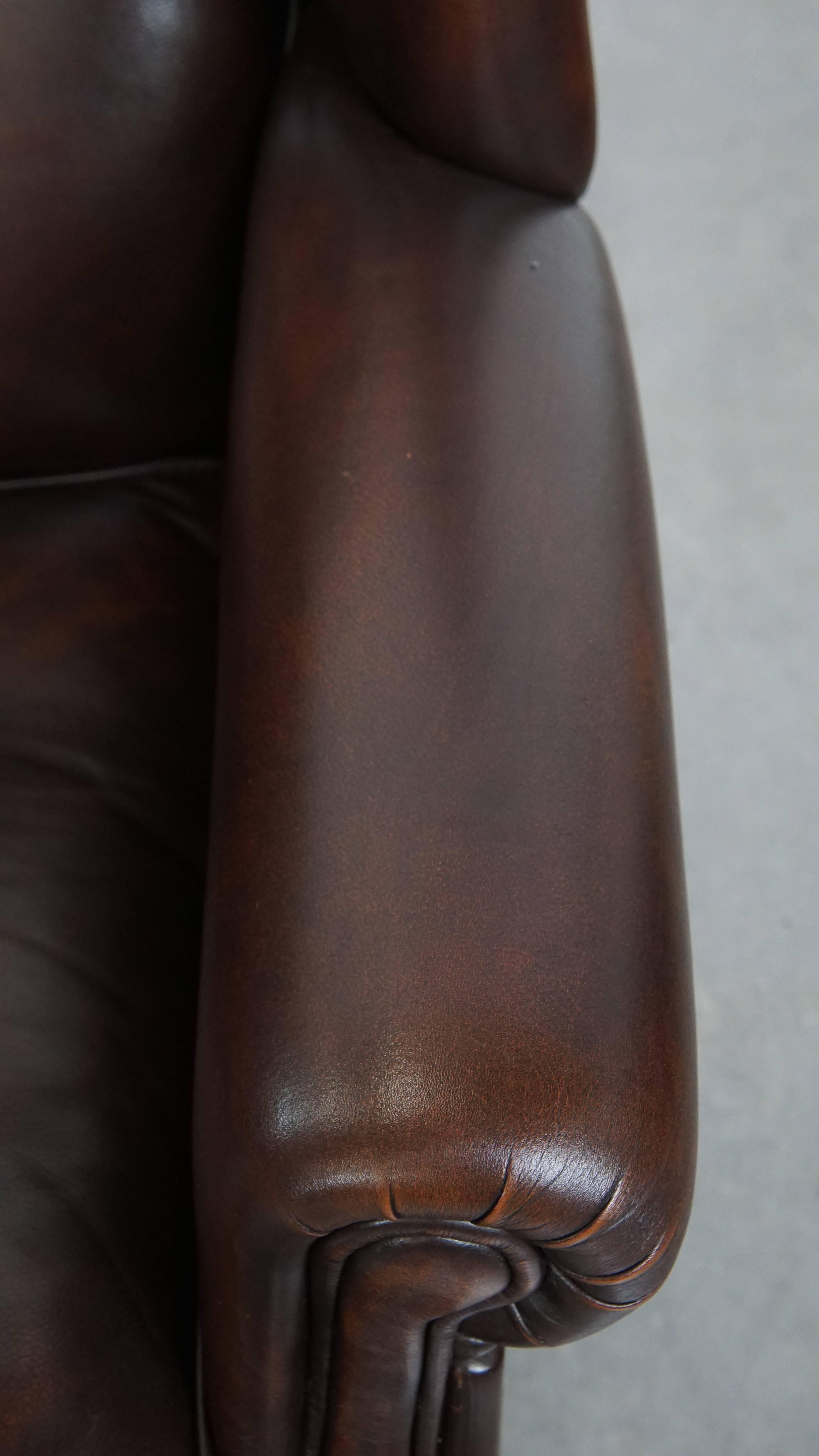 Ensemble de 2 fauteuils à oreilles en cuir de vache de style anglais avec une finition luxueuse en vente 3