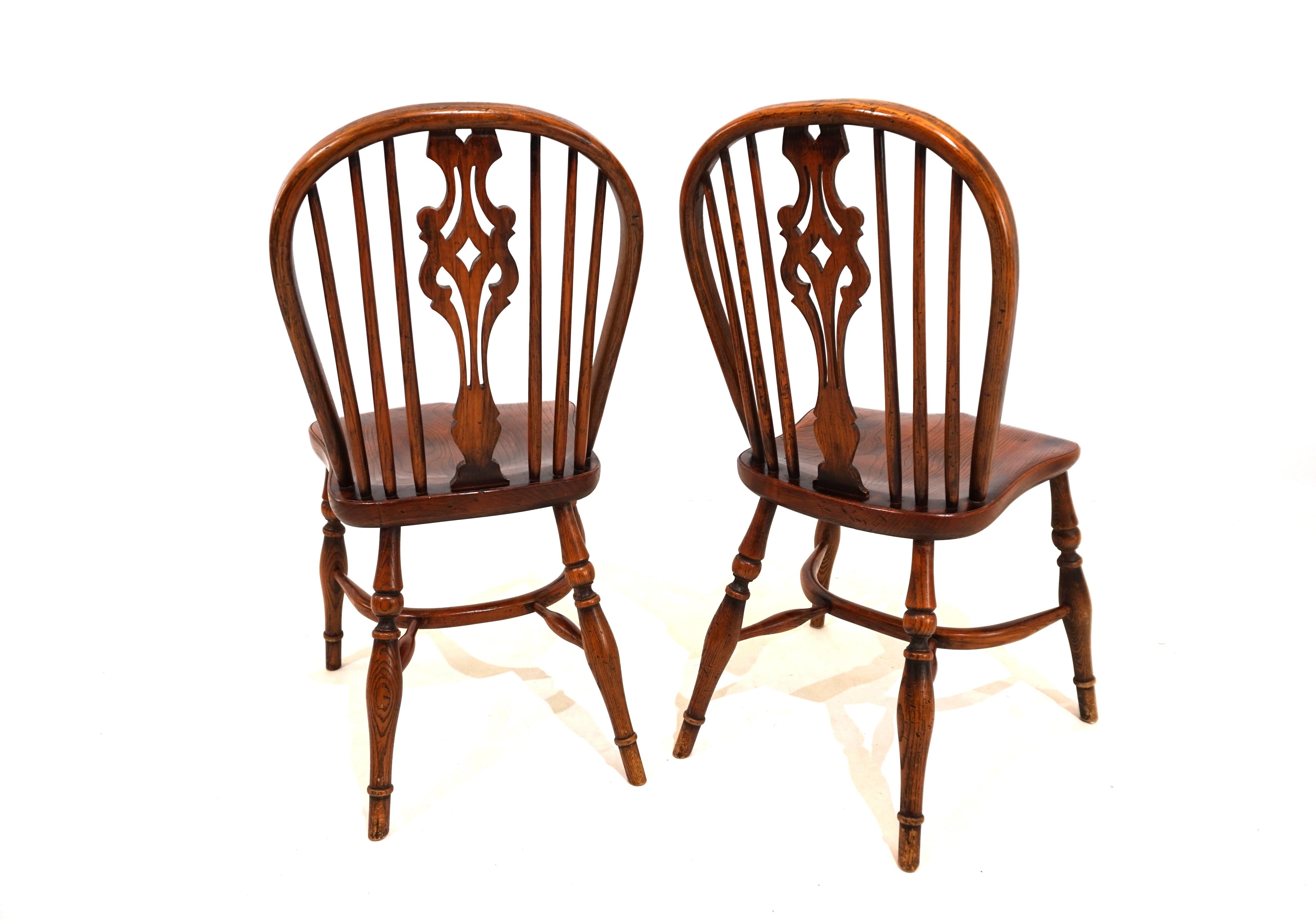 British Set of 2 English Windsor chairs