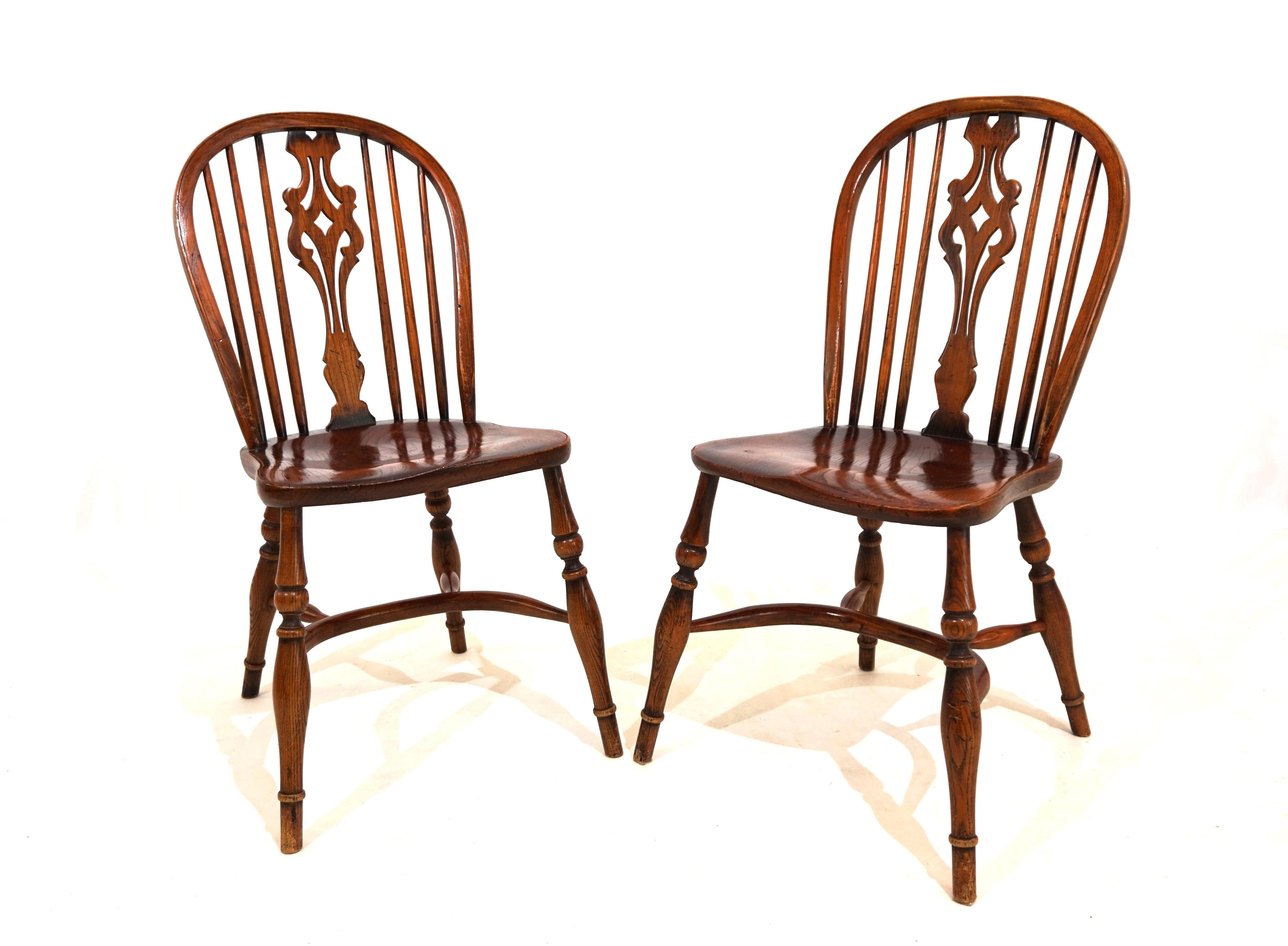 Late 19th Century Set of 2 English Windsor chairs