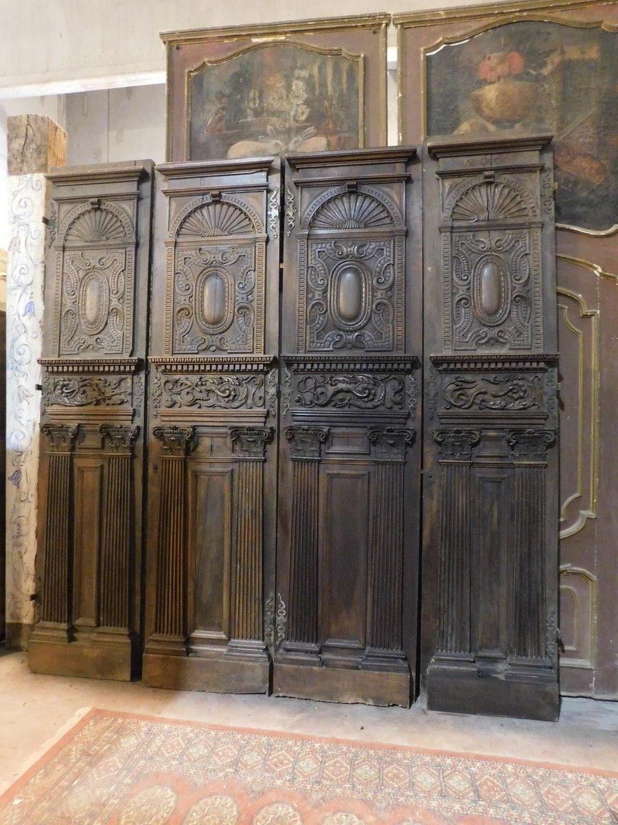 Antiguo juego de 2 puertas de entrada, puerta principal en preciosa madera de nogal, ricamente tallada, con ricos paneles tallados con decoraciones de rizos de hojas, con columnas en la parte inferior. También se pueden utilizar como boiserie, ya