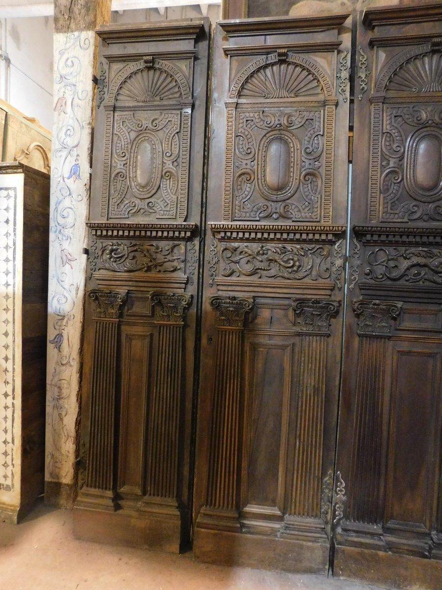 juego de 2 puertas de entrada, puertas principales de madera de nogal ricamente tallada, Italia Tallado a mano en venta
