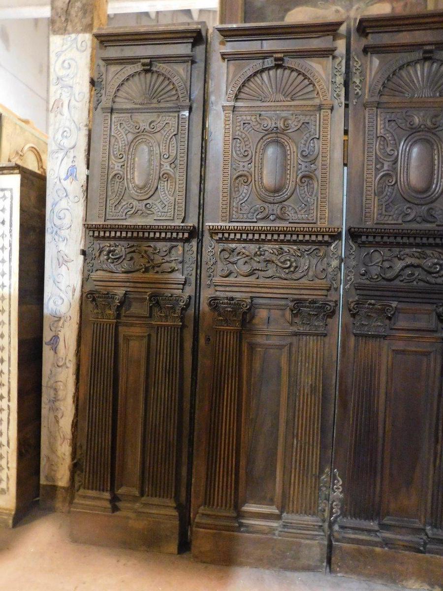 juego de 2 puertas de entrada, puertas principales de madera de nogal ricamente tallada, Italia en Bueno estado para la venta en Cuneo, Italy (CN)