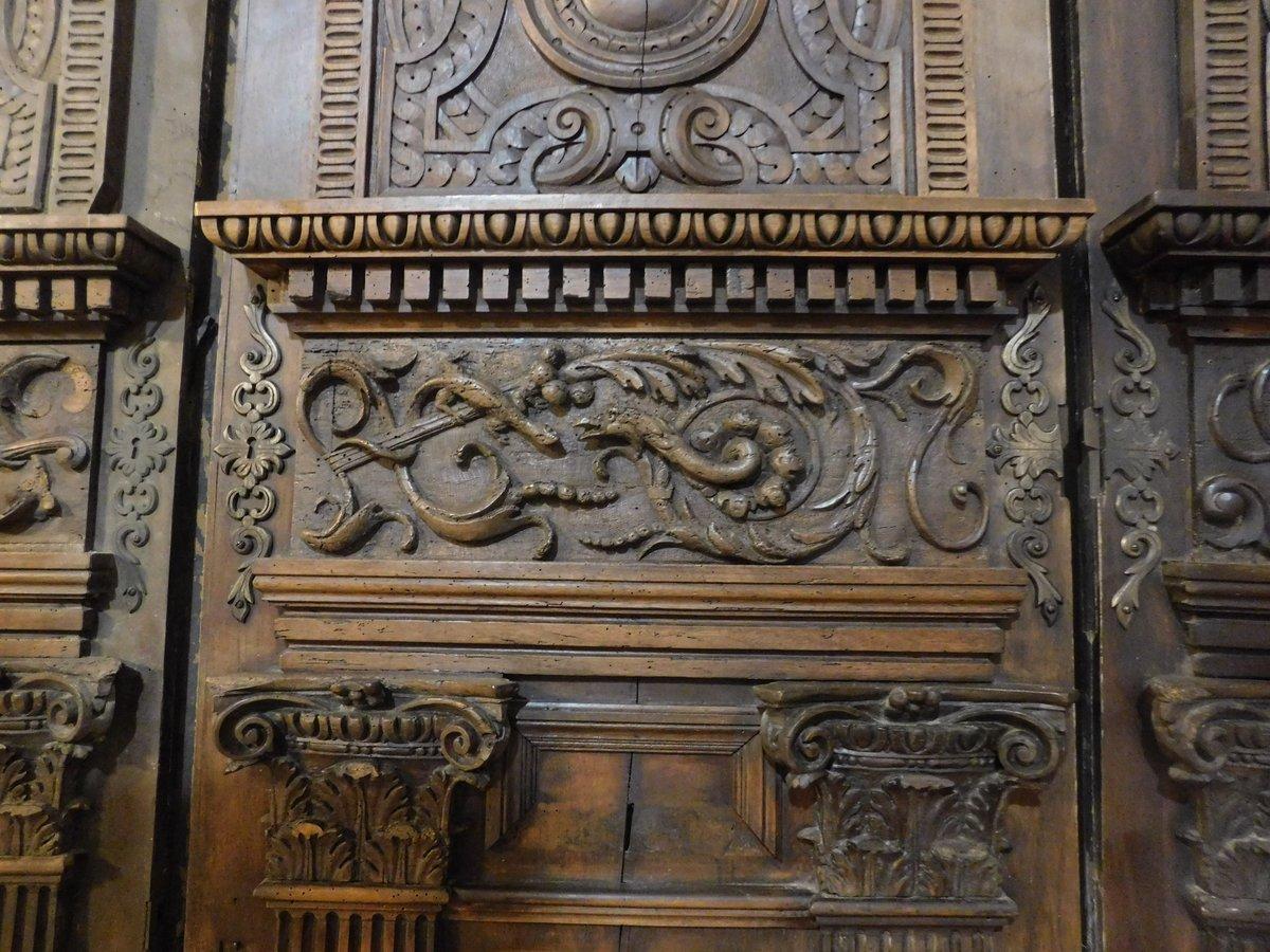 juego de 2 puertas de entrada, puertas principales de madera de nogal ricamente tallada, Italia siglo XIX en venta