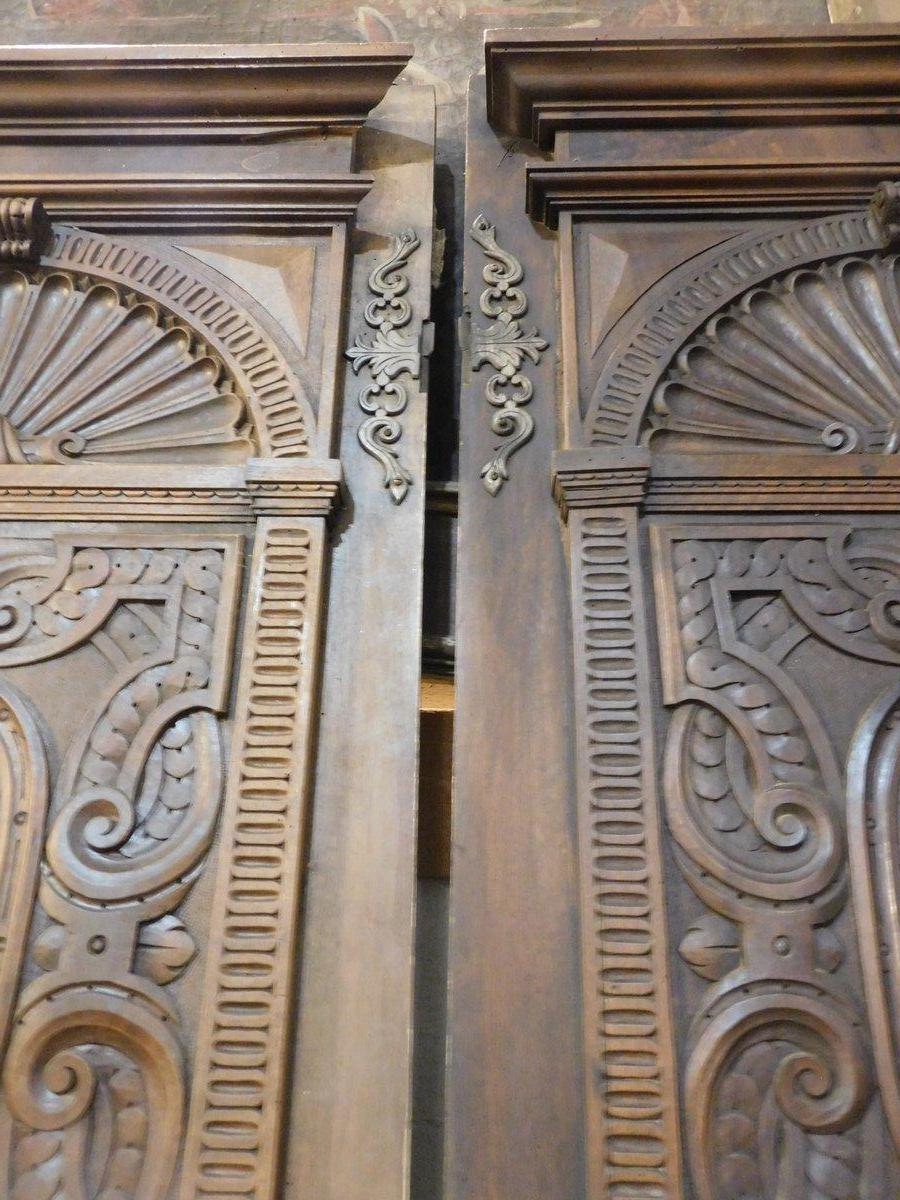 juego de 2 puertas de entrada, puertas principales de madera de nogal ricamente tallada, Italia en venta 2