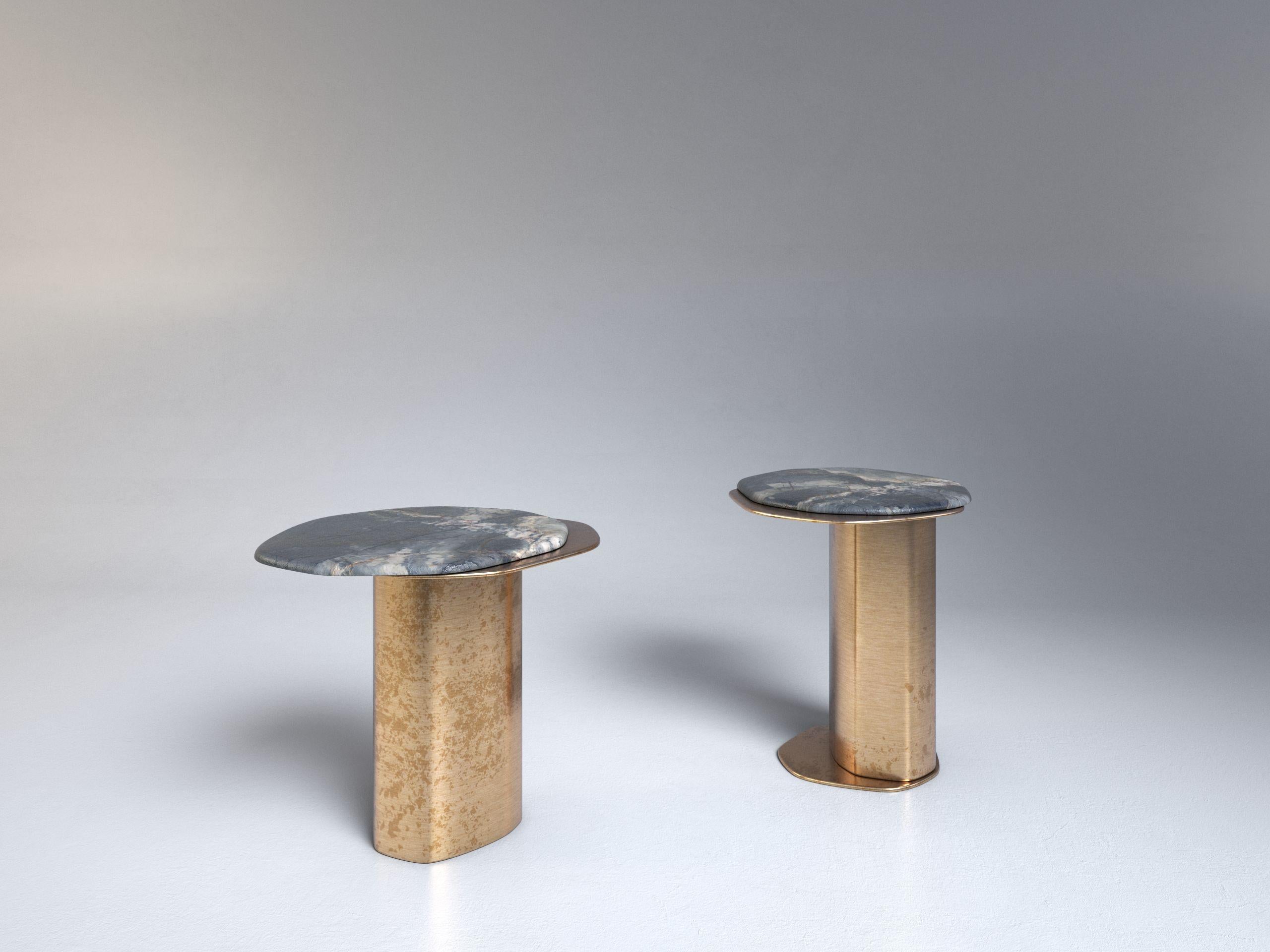 2er-Set Epicure XII Quarzit Couchtische in limitierter Auflage by Grzegorz Majka
Limitierte Auflage von 8 Sets. 
Abmessungen: T 50 x B 60 x H 55 cm.
MATERIALIEN: Massives Messing und blauer Ijen-Quarzit.

Erhältlich in verschiedenen