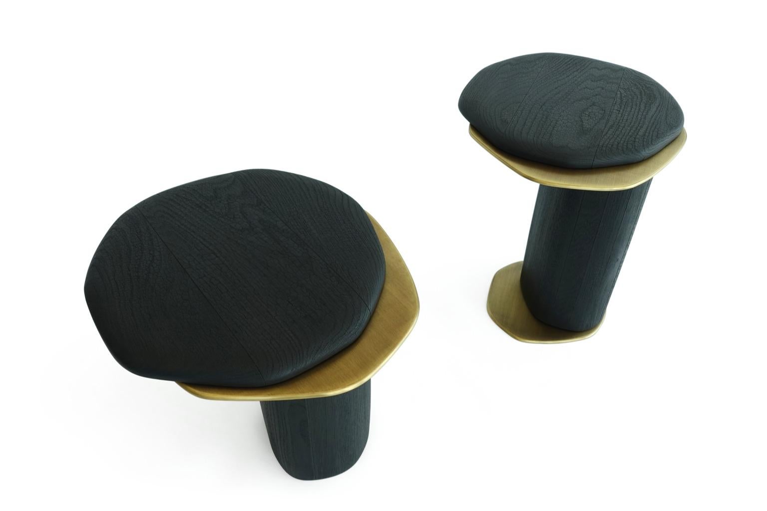 XXI secolo e contemporaneo Set di 2 tavolini Epicure XIII Shou Sugi Ban in Oak e ottone di Grzegorz Majka in vendita
