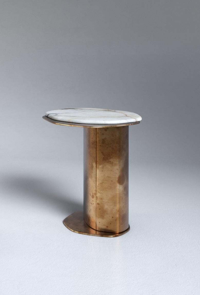 Postmoderno Set di 2 Tavolini Epicure XIII in marmo bianco e ottone antico di Grzegorz Majka in vendita