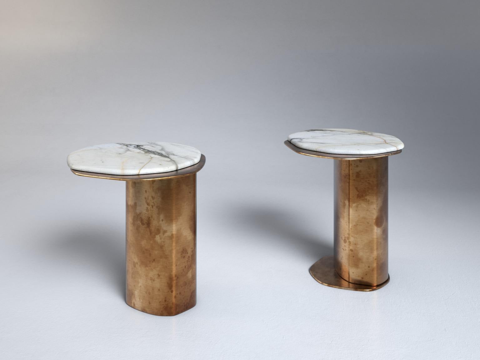 Altro Set di 2 Tavolini Epicure XIII in marmo bianco e ottone antico di Grzegorz Majka in vendita