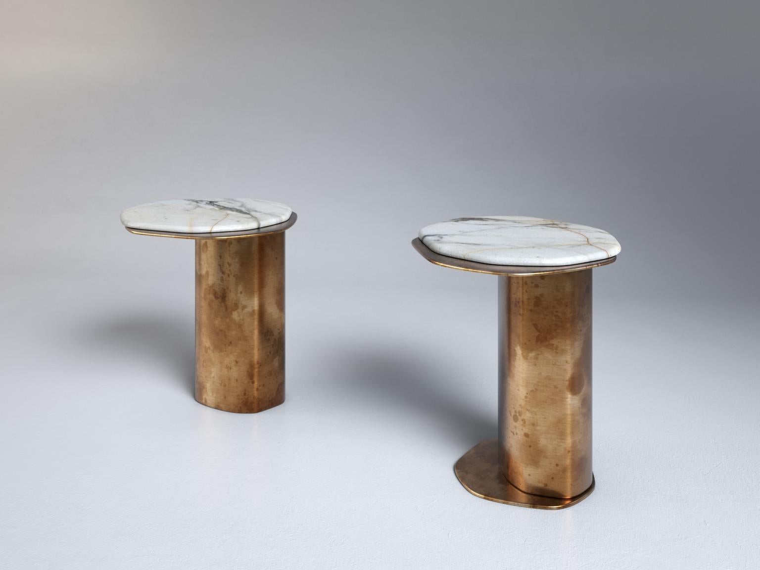 Set di 2 Tavolini Epicure XIII in marmo bianco e ottone antico di Grzegorz Majka In condizioni Nuovo in vendita a Geneve, CH
