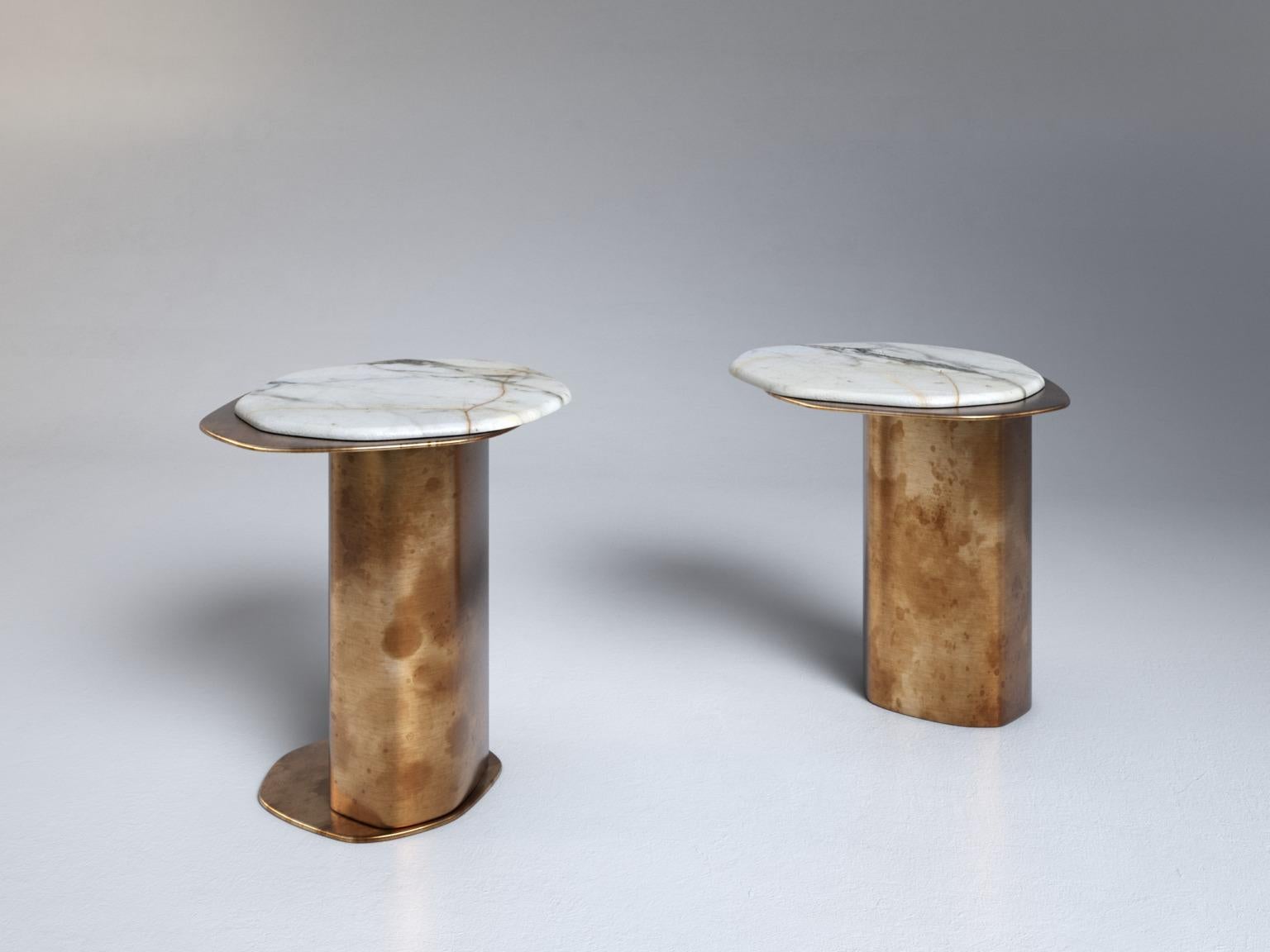 XXI secolo e contemporaneo Set di 2 Tavolini Epicure XIII in marmo bianco e ottone antico di Grzegorz Majka in vendita