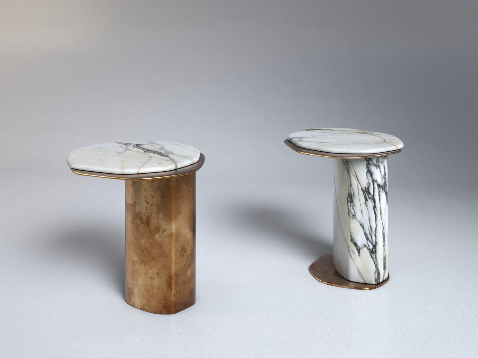 Ottone Set di 2 Tavolini Epicure XIII in marmo bianco e ottone antico di Grzegorz Majka in vendita