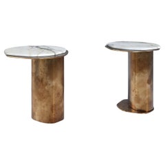 Set di 2 Tavolini Epicure XIII in marmo bianco e ottone antico di Grzegorz Majka