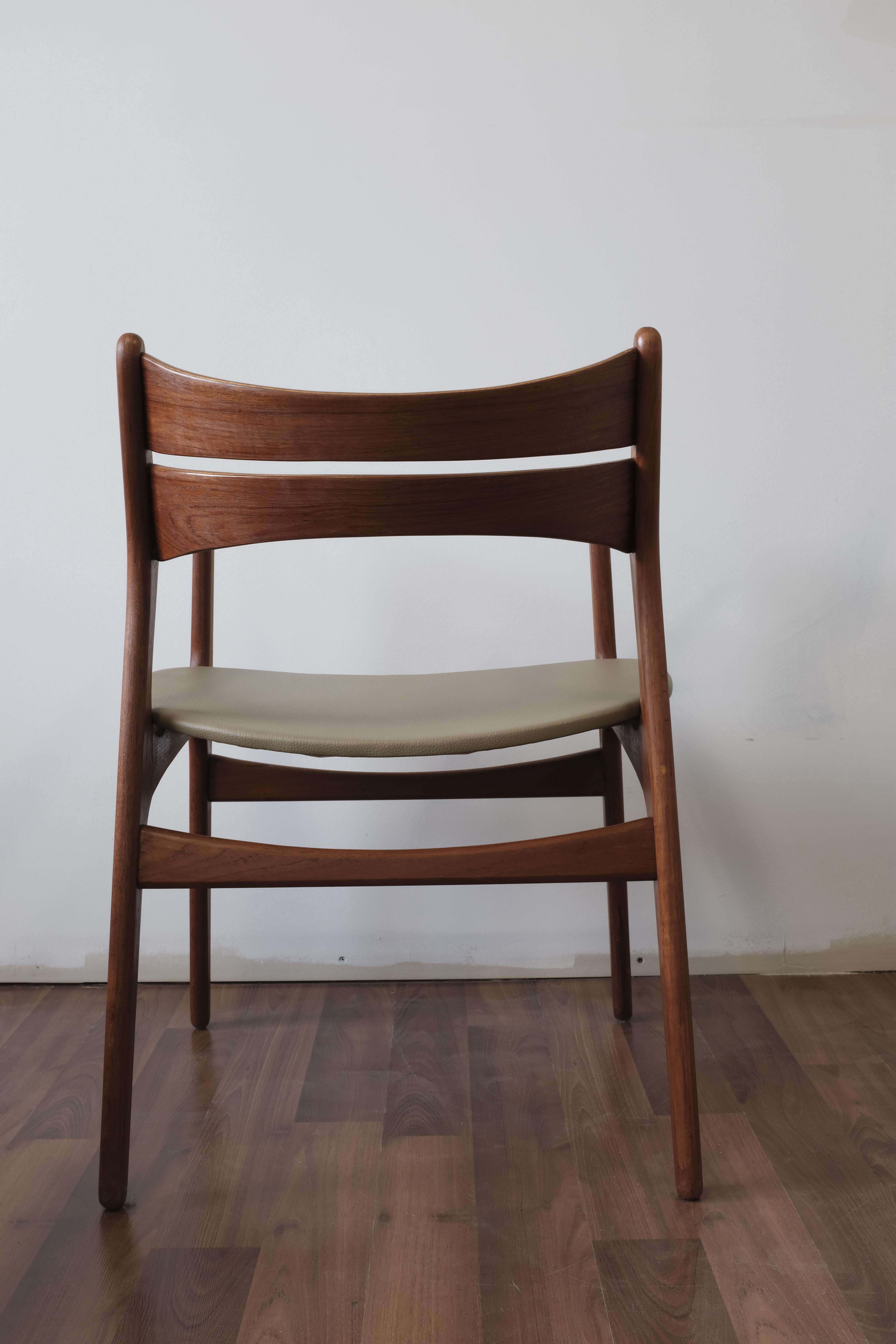 Set of 2 model 310 armchairs designed by Erik Buch and made in Denmark by Christiansen Møbelfabrik.

Frames constructed in solid teak with bent-laminated teak backrests and seats upholstered in a green-beige pebbled leatherette.

4 side chairs