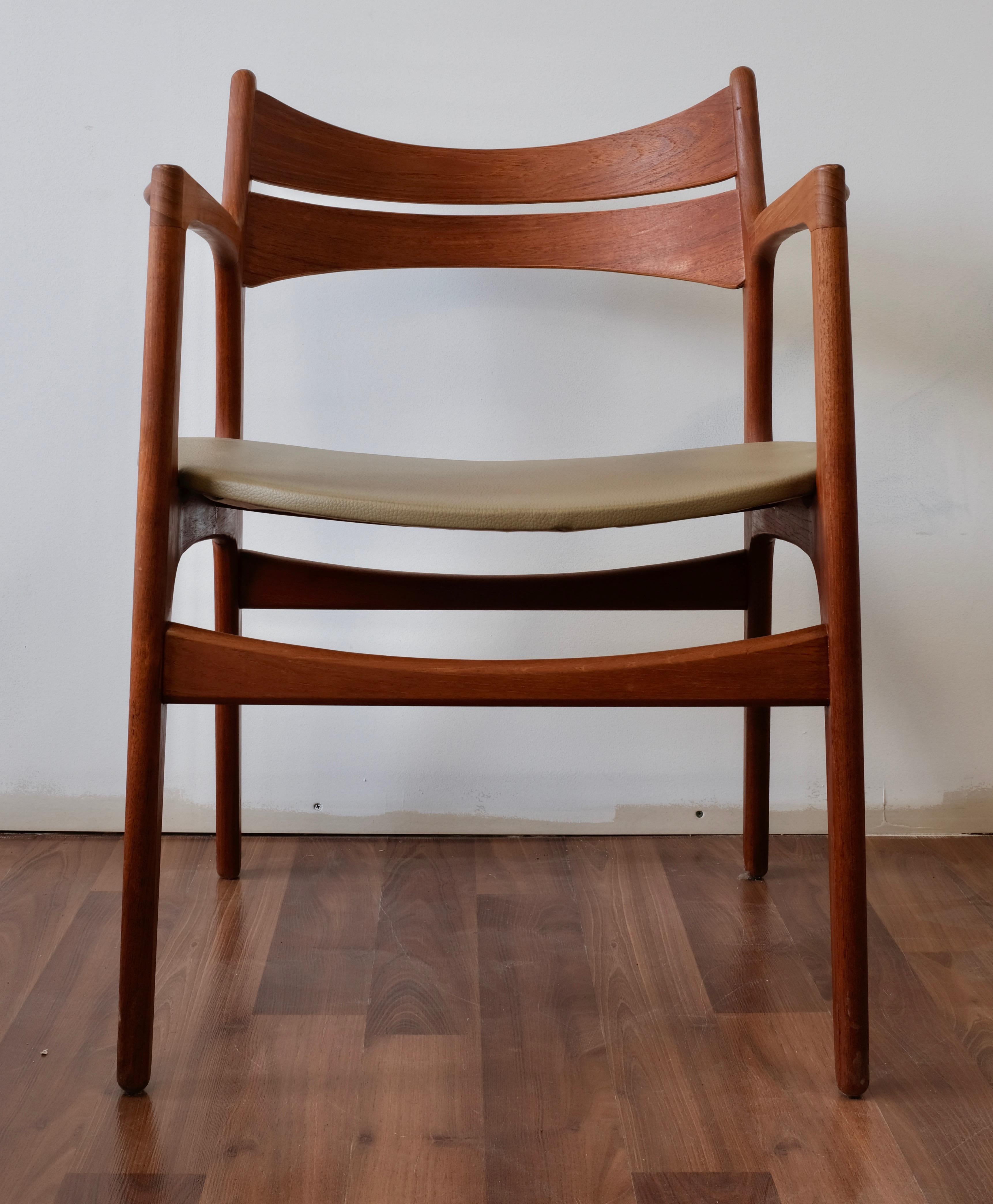 Set of 2 Erik Buch Teak Armchairs In Excellent Condition For Sale In Ottawa, ON