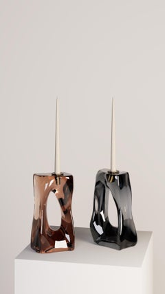 Ensemble de 2 chandeliers en résine érodée par Three One Four Studio