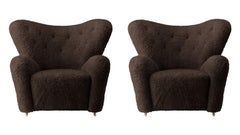 Ensemble de 2 fauteuils de salon The Tired Man en peau de mouton expresso par Lassen