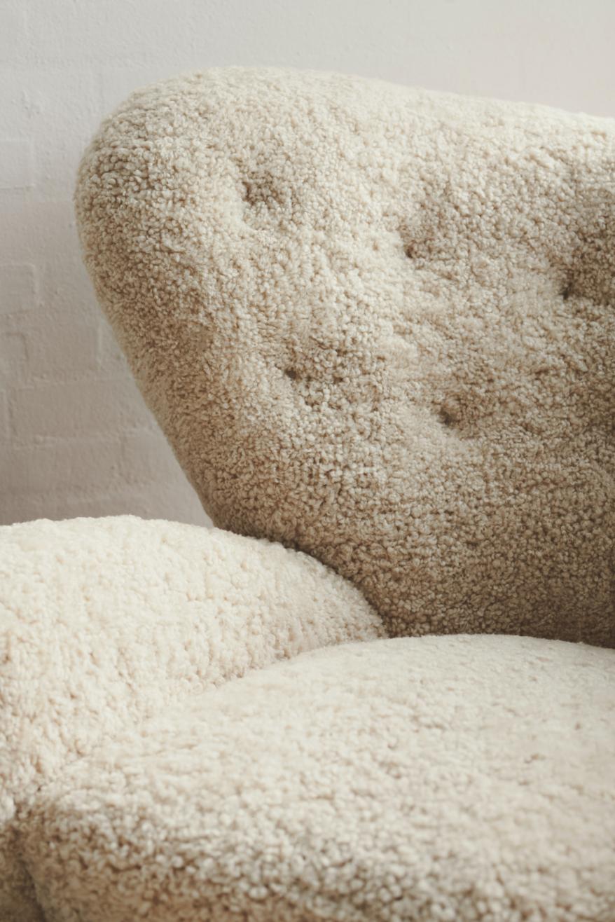 Moderne Ensemble de 2 fauteuils de salon The Tired Man en peau de mouton expresso par Lassen en vente