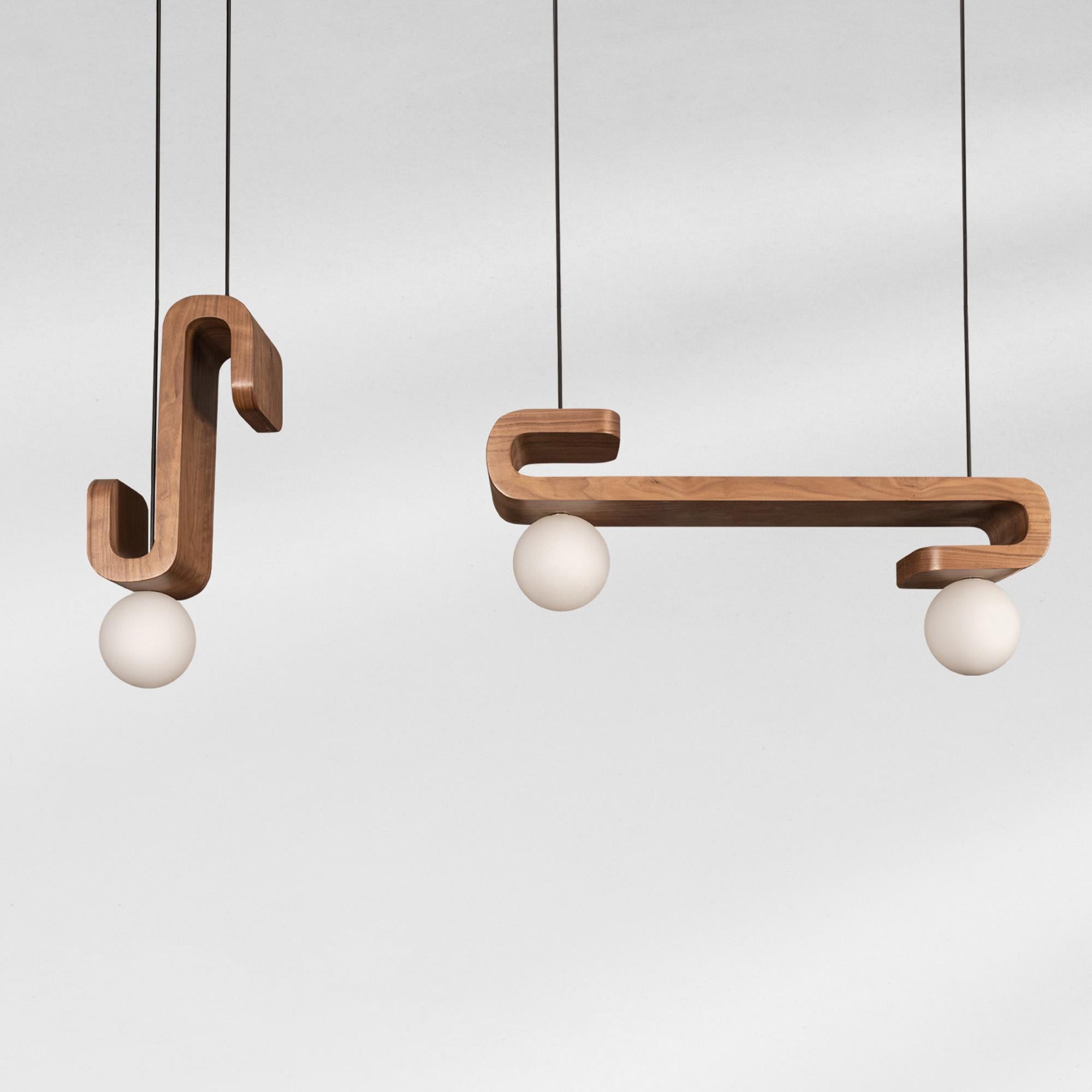 Set di 2 lampade a sospensione Esse di Saadia Design
Dimensioni: D 20 x L 60 x H 145 cm.
Materiali: Noce e vetro opalino.

Tutte le nostre lampade possono essere cablate a seconda del Paese. Se viene venduto negli Stati Uniti, sarà cablato per gli