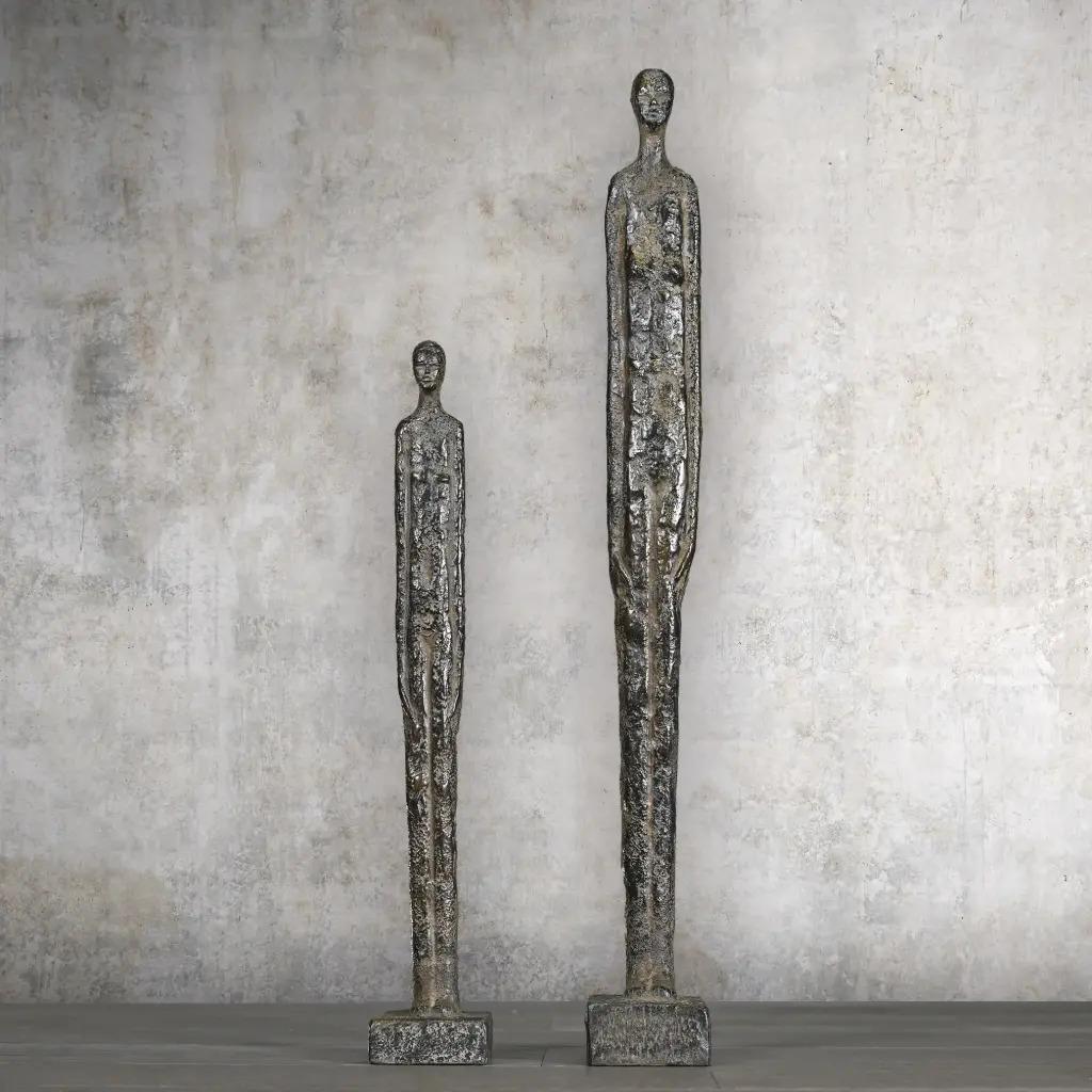 Cet ensemble de 2 statuettes offre une reproduction fidèle de l'Ombra della Sera, un symbole de l'art étrusque du IIIe siècle avant notre ère, coulé à l'origine à Volterra, en Italie, et conservé au Museo Guarnacci.
La finition en bronze de