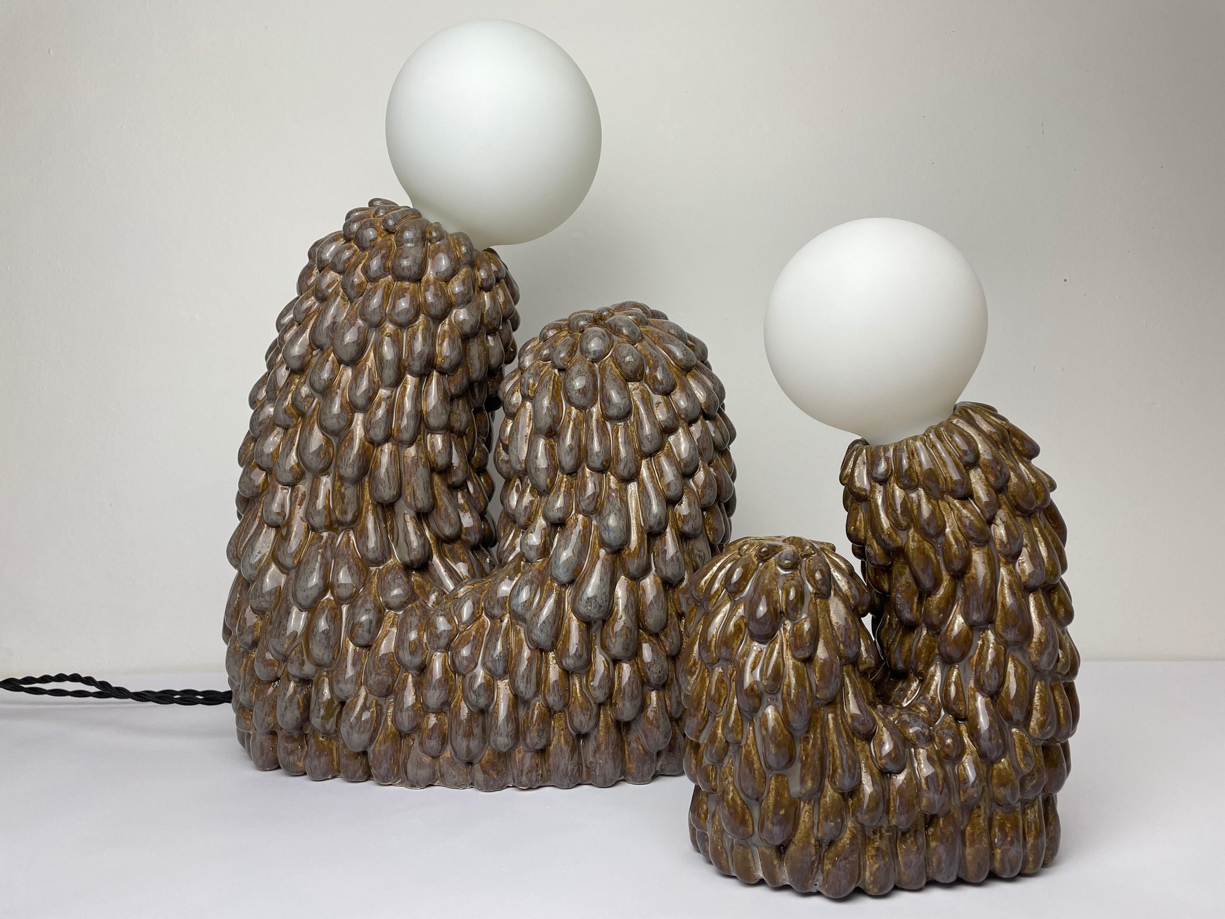 Set di 2 lampade Evolve di Studio A
Collezione Morphic
Dimensioni: 43 x 40 x 15 cm 
 28 x 18 x 9 cm
Materiali: Ceramica

Hannah Simpson è un'artista della ceramica con sede nel Kent, Regno Unito. Con la passione per la creazione di oggetti