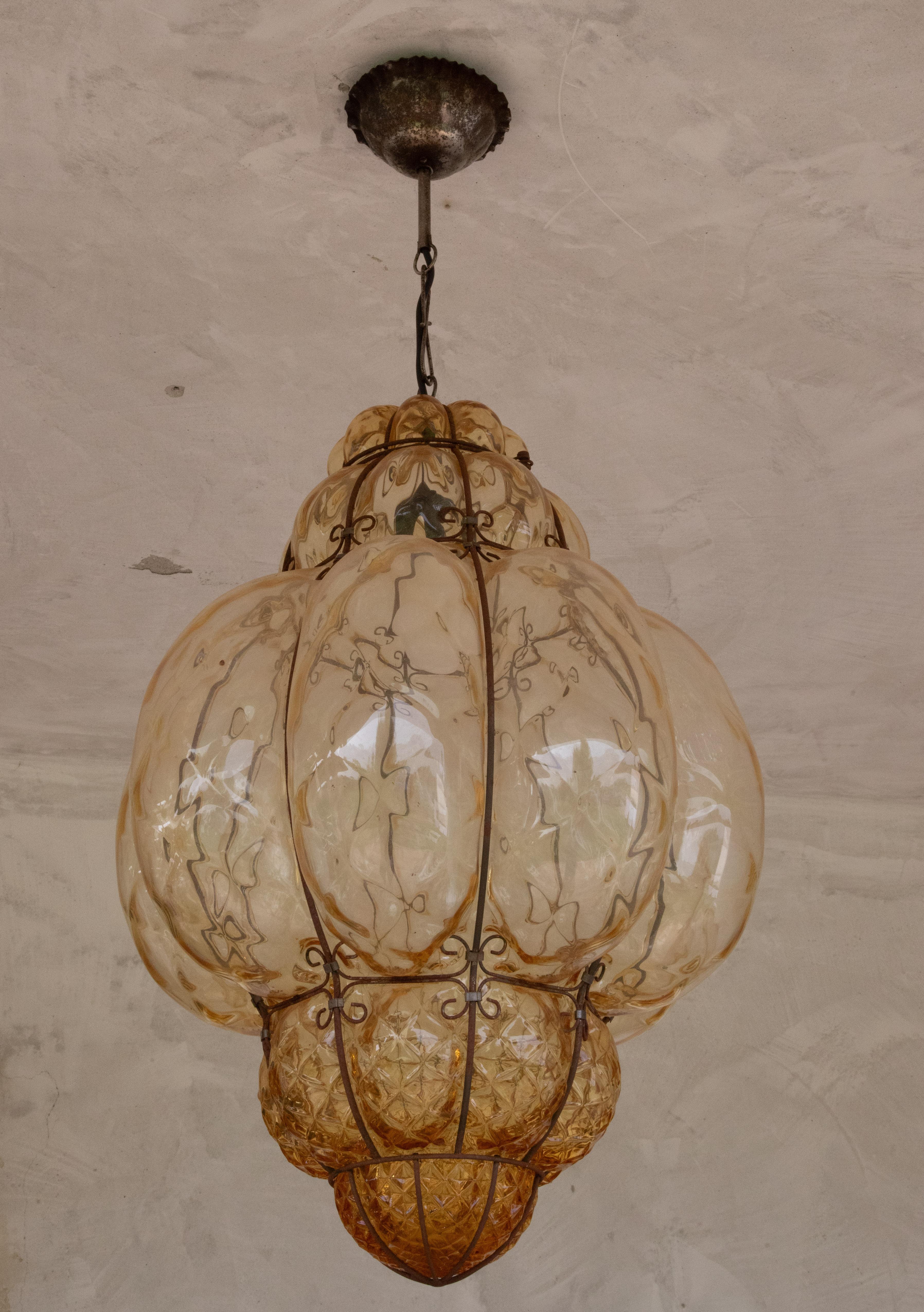 Außergewöhnliches Stück aus Murano-Glas, typisches Beispiel für die berühmte venezianische Glashütte. Dieses Paar venezianischer Laternen ist einzigartig und aufgrund seiner Größe äußerst selten. Maße: Gesamthöhe 95 cm mit Kette, Verlängerung