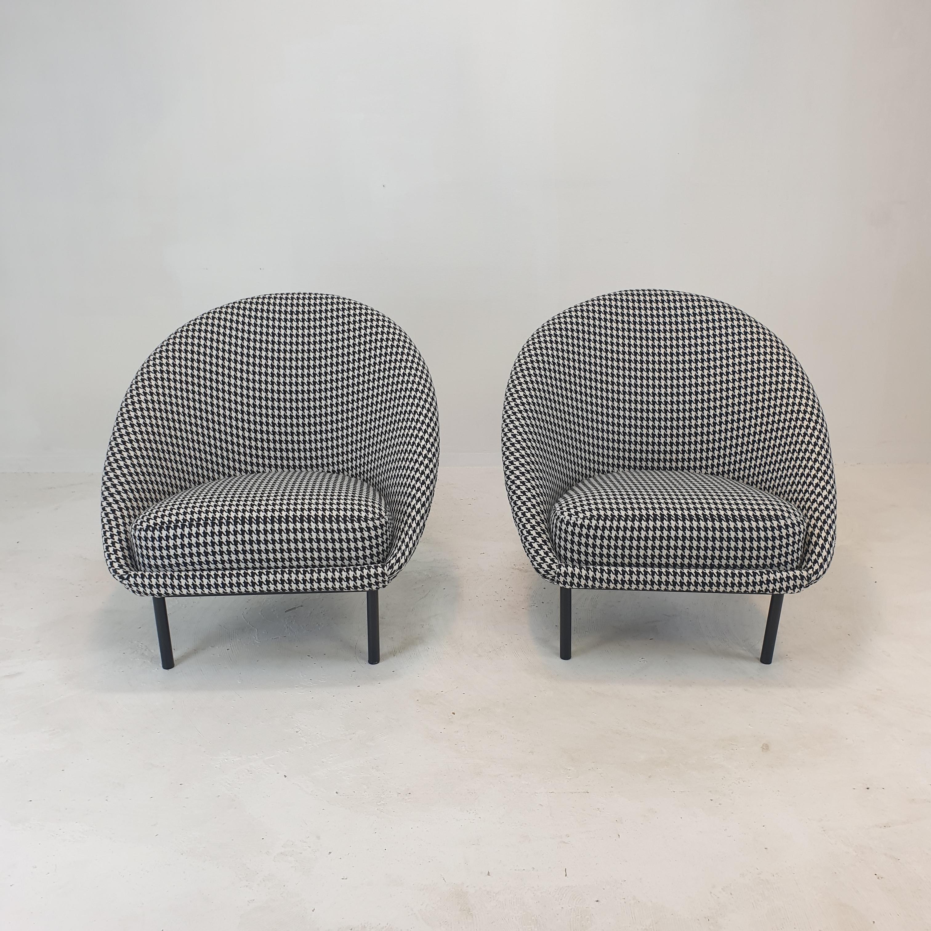 Stunning set of lounge chairs, designed by Theo Ruth for Artifort in the 60's.

The frame of the chairs is executed in an ingenious black coated metal frame. The seat seems to lean into the frame, inviting the sitter to sit down. The seating is