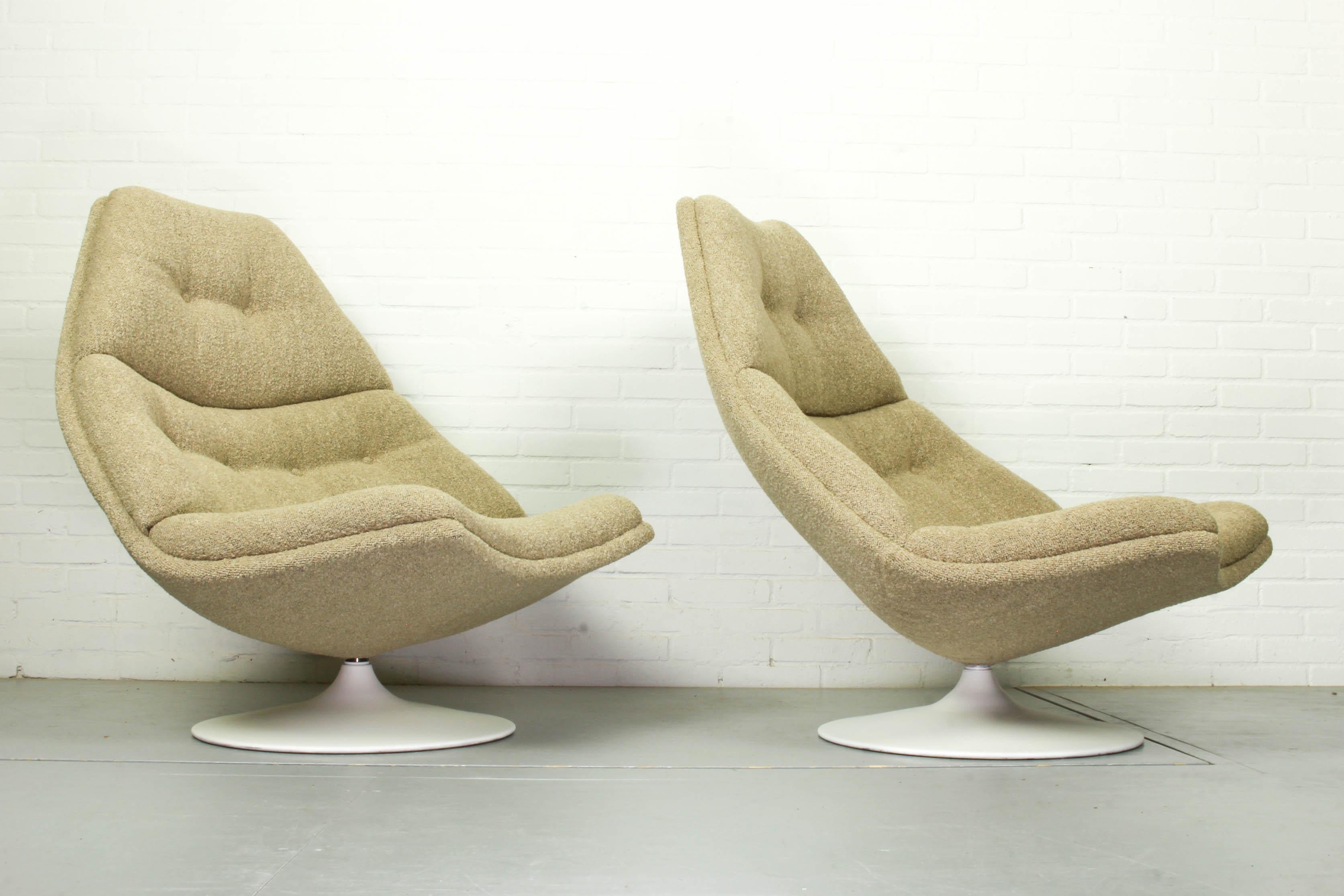 Set Artifort F511 lounge chairs. Designed by Geoffrey Harcourt in the 1960s. Reupholstered with lovely high quality beige boucle fabric. In excellent condition. Timeless design that will fit in every interior smoothly. 

 