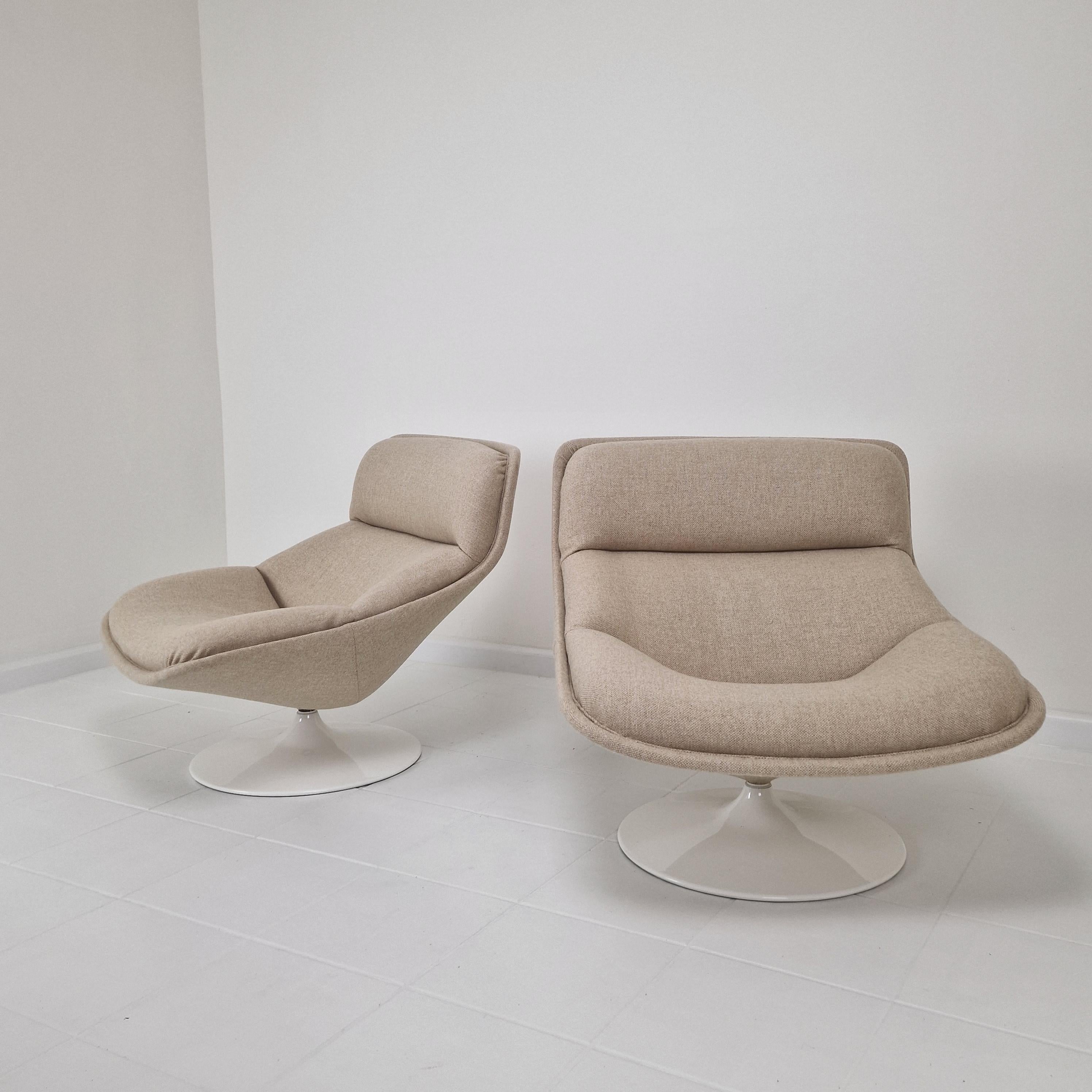 Chaise longue Artifort F517 très confortable, lot de 2.
Conçu par le célèbre designer anglais Geoffrey Harcourt dans les années 70.   

Cadre en bois très solide avec un grand pied métallique pivotant.  
Les chaises viennent d'être restaurées avec
