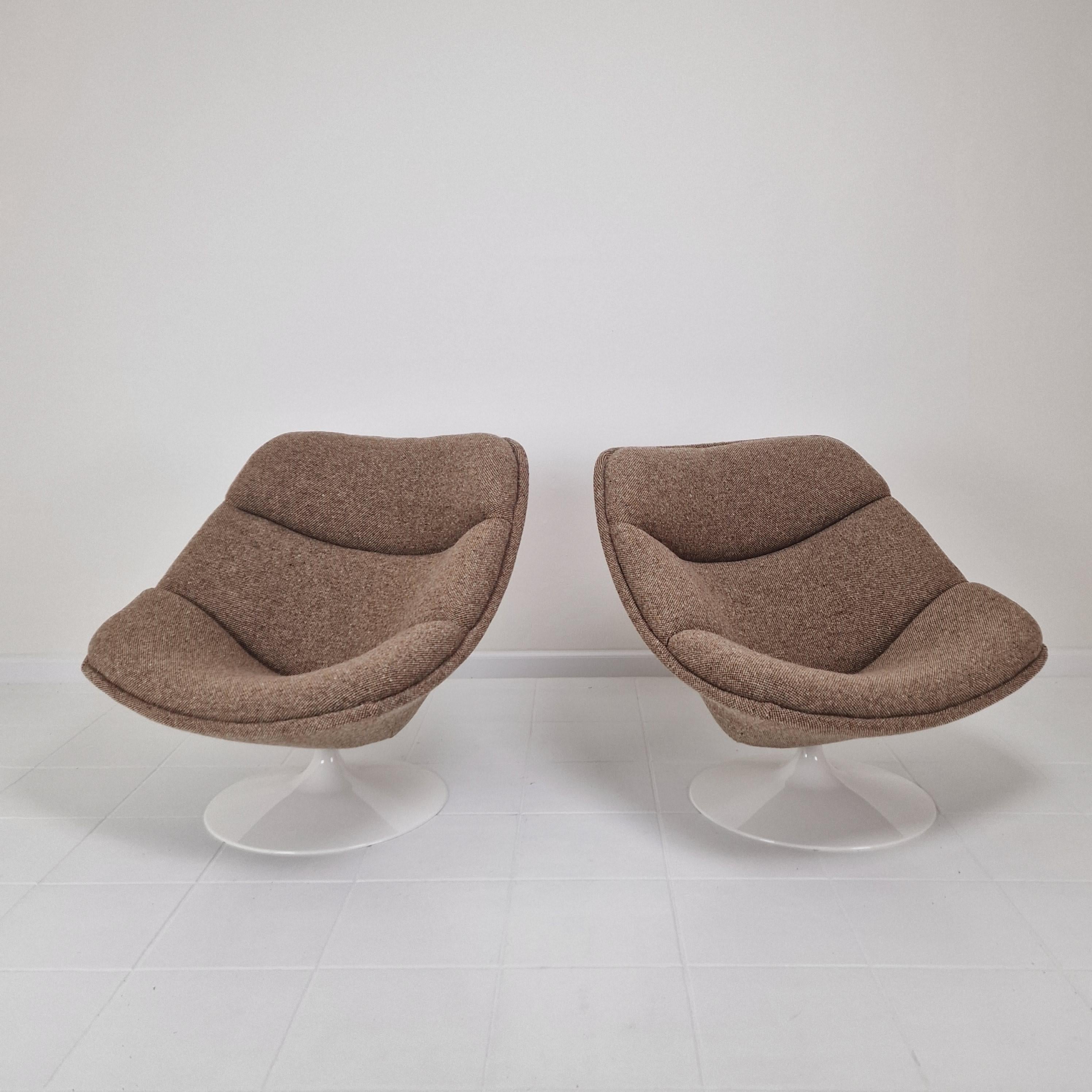 Precioso y comodísimo conjunto de tumbona, diseñado por Pierre Paulin en 1961.

Este modelo F557 es la primera edición de la Silla Oyster y se fabricó en poco tiempo (hasta 1965), por eso esta silla es rara. 

Estructura de madera muy sólida con pie