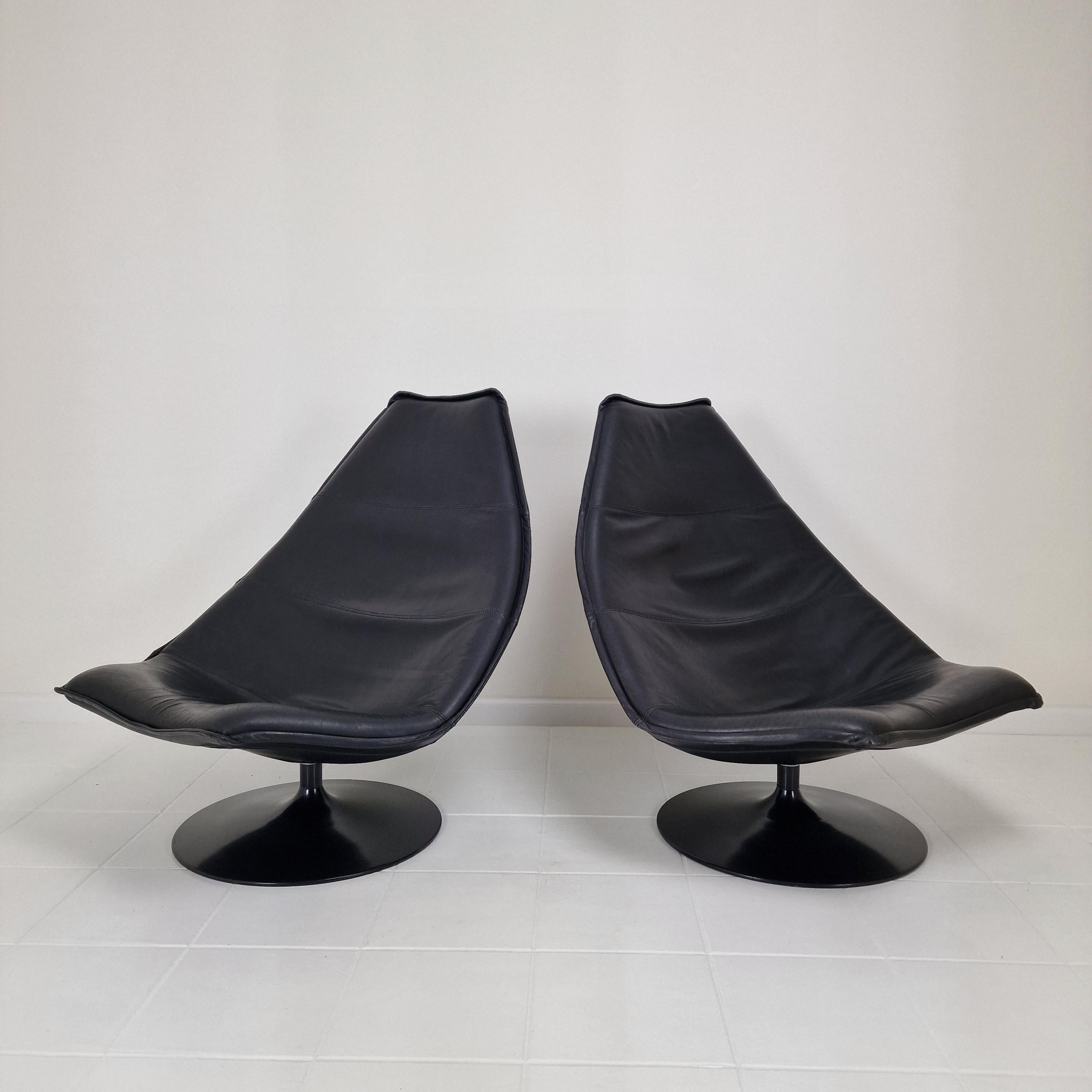 Increíble juego de 2 tumbonas modelo F585 muy cómodas.
Esta popular silla fue diseñada por el famoso Geoffrey Harcourt para Artifort en los años 60. Esta pieza en concreto se fabricó en los años 90.

Tienen el cuero original con las esperadas