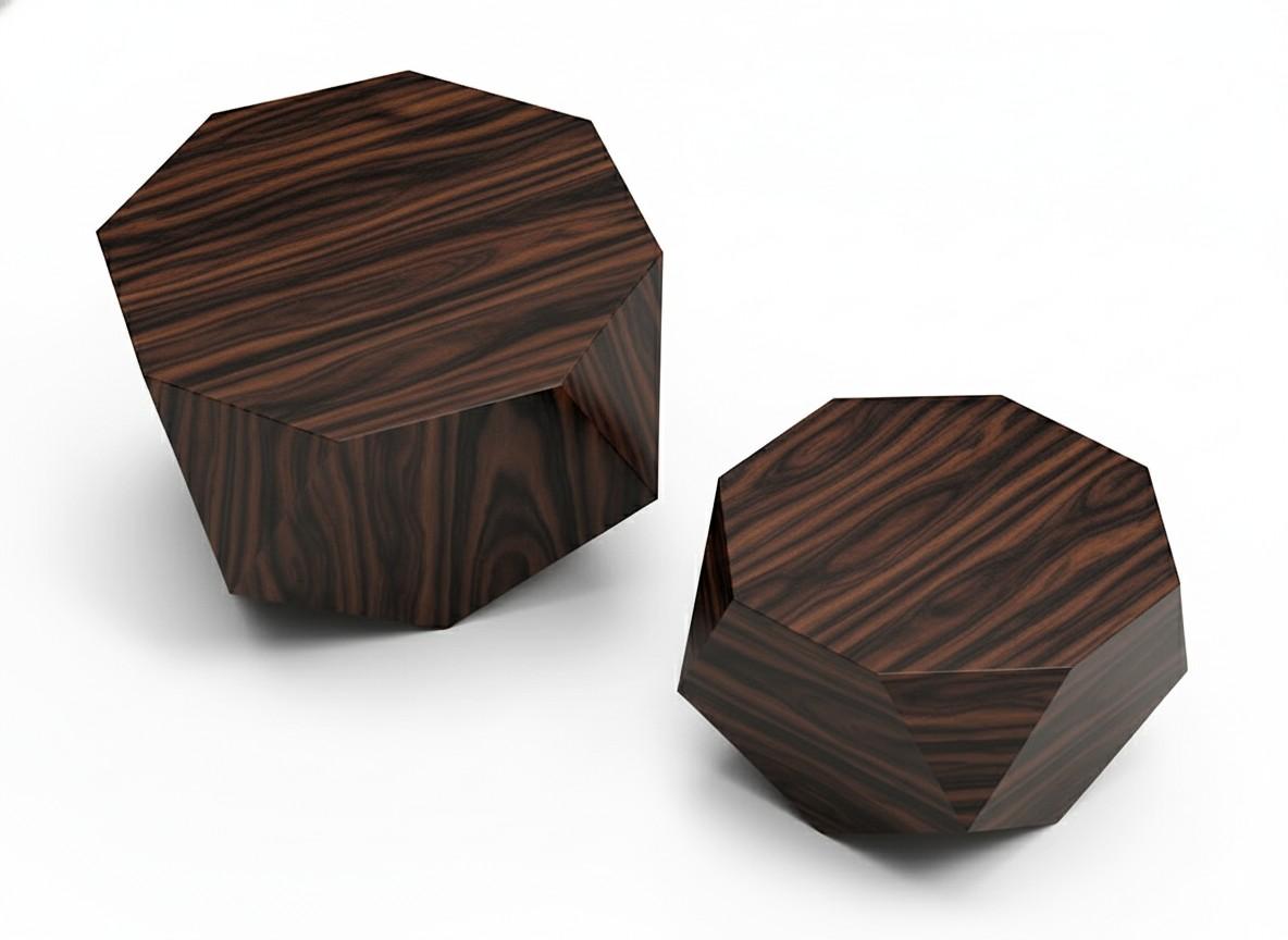 Évocatrices de pierres précieuses sculptées, ces tables basses géométriques explorent l'intersection de l'architecture, de l'artisanat et du luxe matériel. Chaque table est méticuleusement fabriquée à la main au Portugal et revêtue d'un placage
