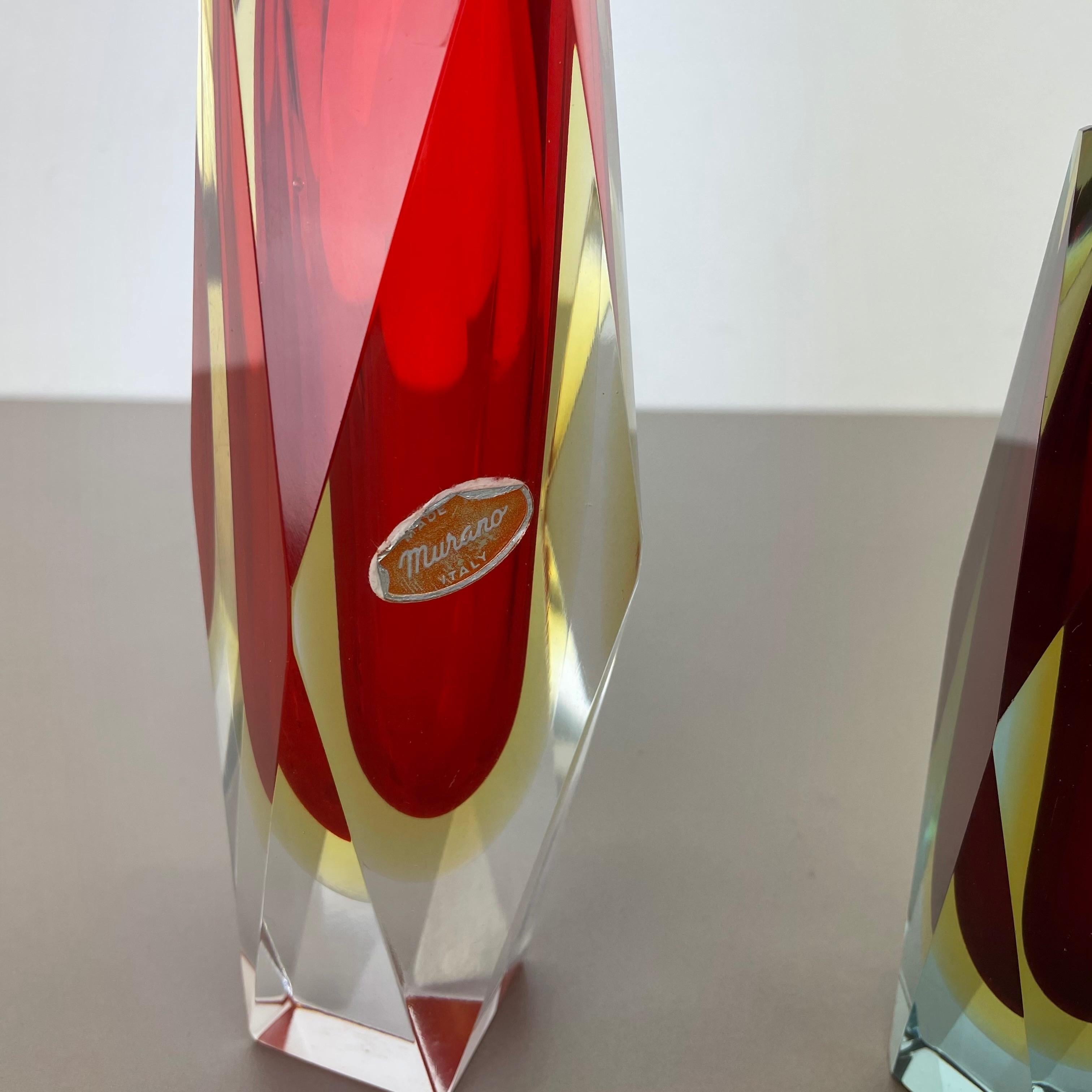 Satz von 2 Vasen aus facettiertem Murano Glass Sommerso Entworfen von Flavio Poli Italien, 1970er Jahre (Muranoglas) im Angebot