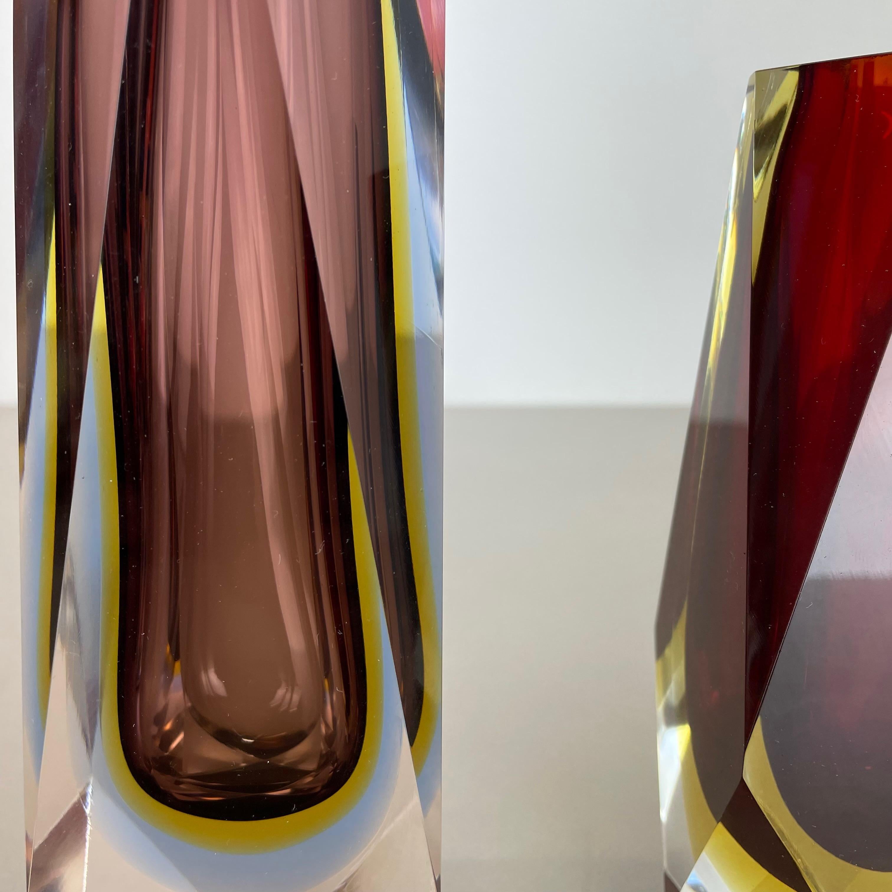 Verre de Murano Ensemble de 2 vases Sommerso en verre de Murano à facettes conçus par Flavio Poli, Italie, 1970 en vente