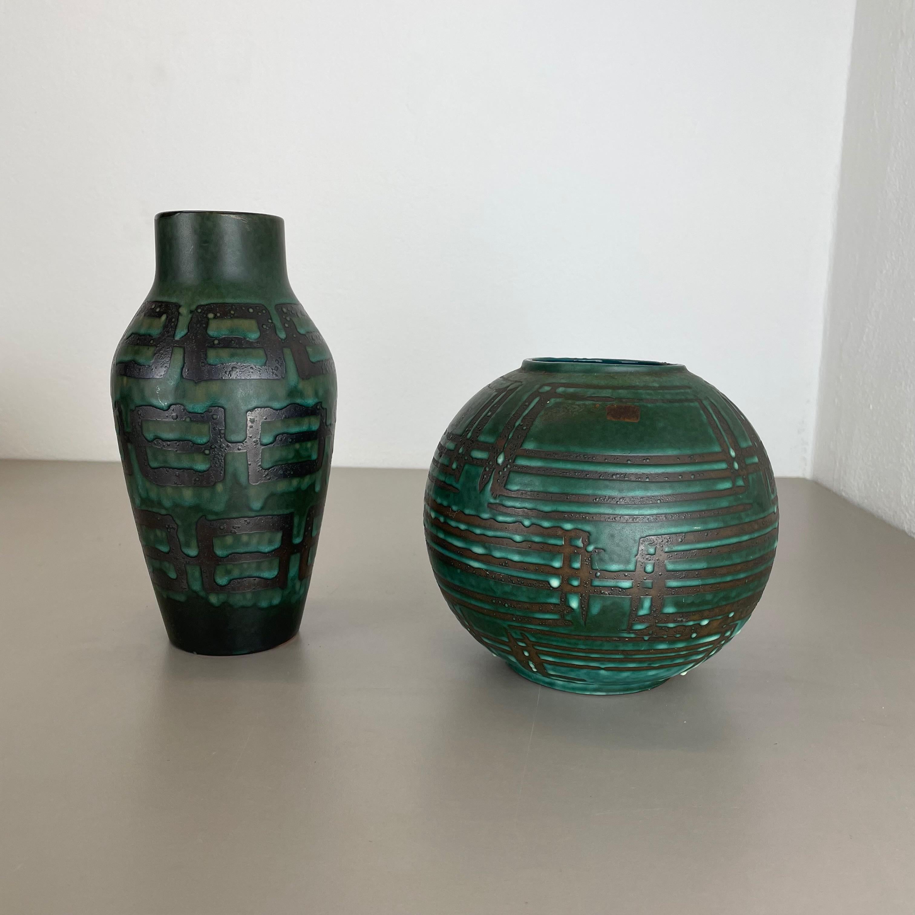 Article:

Ceramic pottery vases set of 2


Origin:

Germany


Designer:

Heinz Siery


Producer:

Carstens Tönnieshof, Germany


Decade:

1970s


This original vintage pottery object set was designed by Heinz Siery and