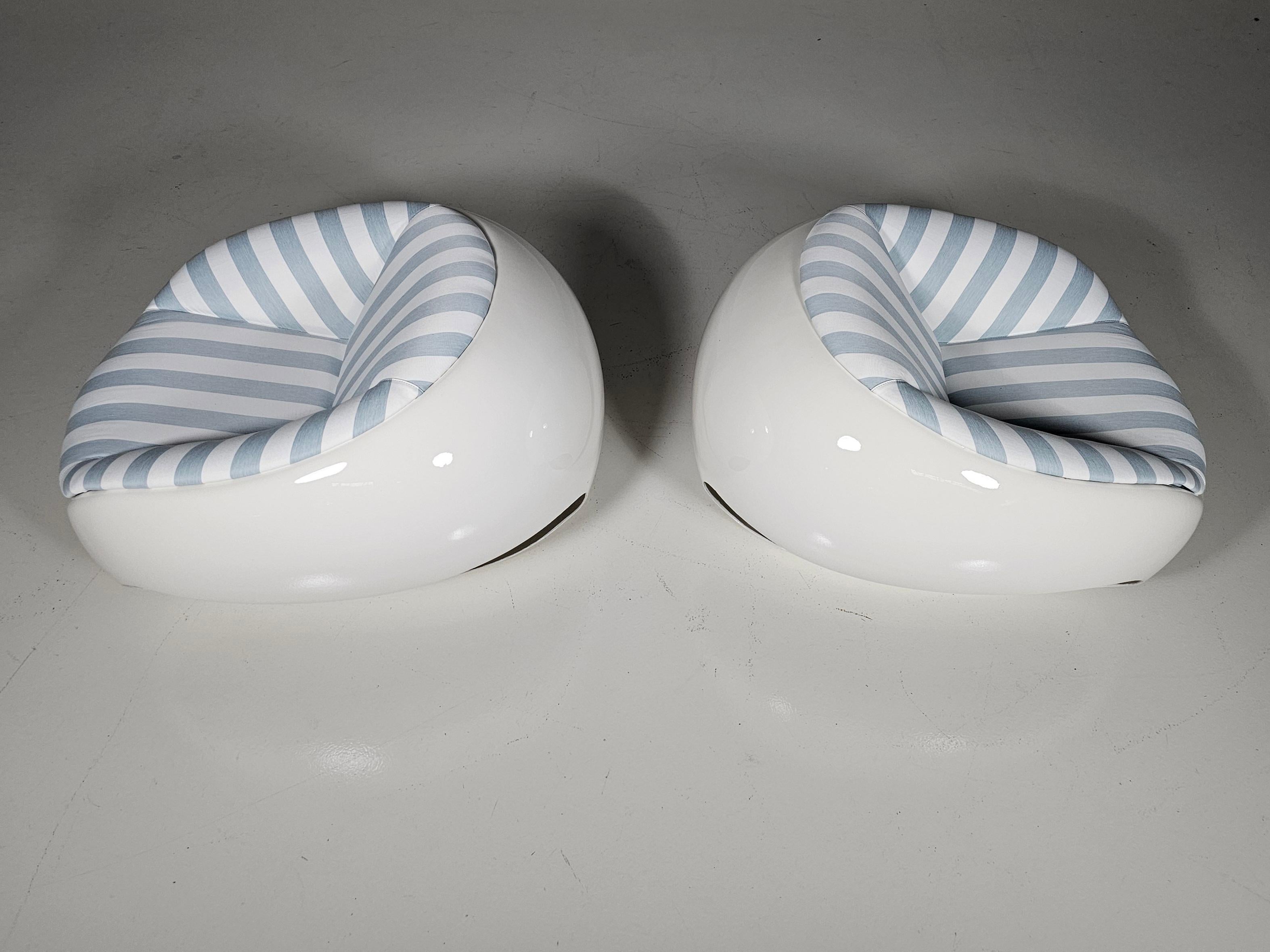 Set of 2 Fiberglass Pod Lounge/Outdoor Chairs by Mario Sabot, 1960s 1