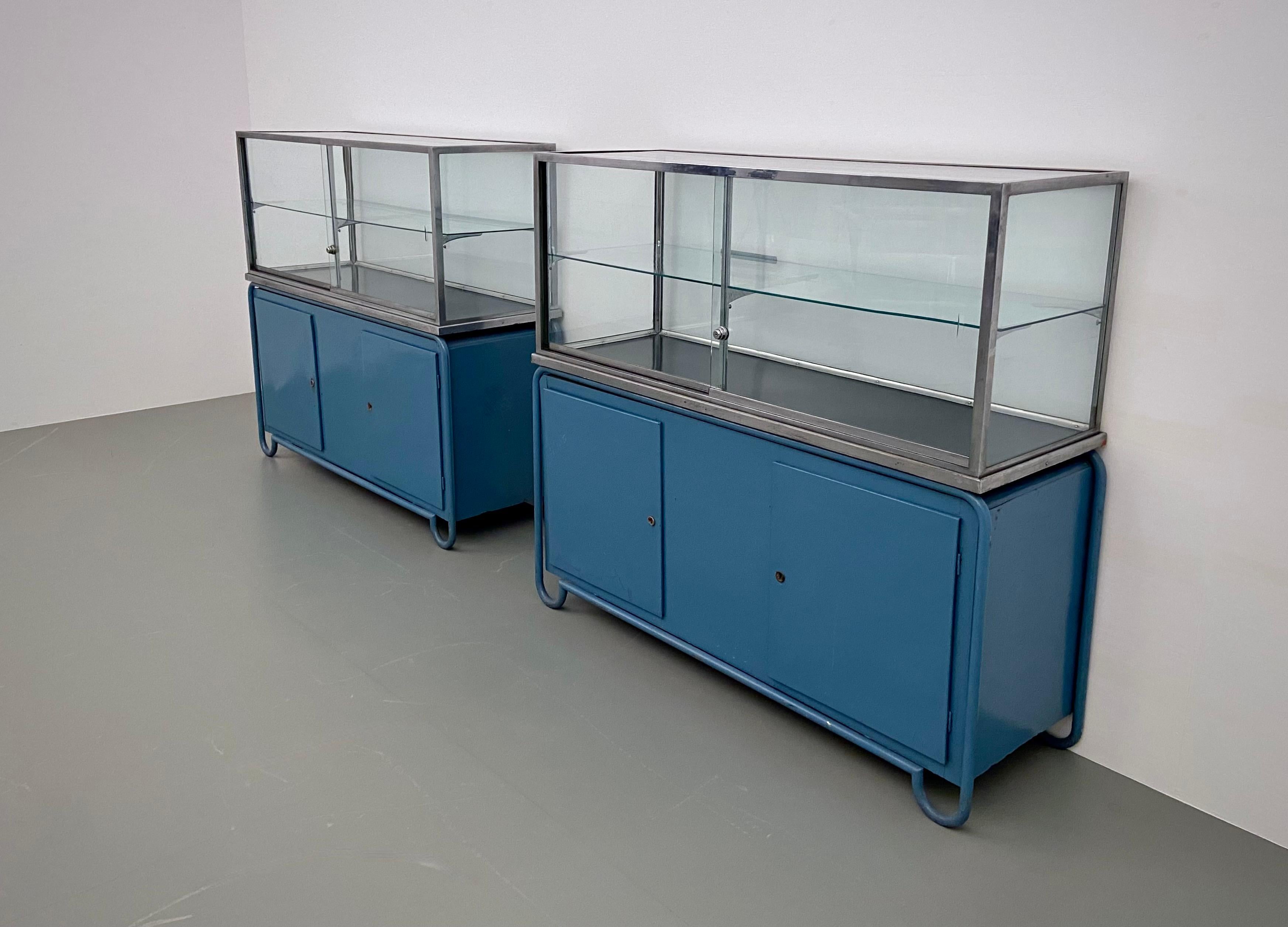 Set von 2 Vitrinen „Fiera Milano“ aus Glas, Stahl und Holz, Italien, 1950er Jahre (Moderne der Mitte des Jahrhunderts) im Angebot